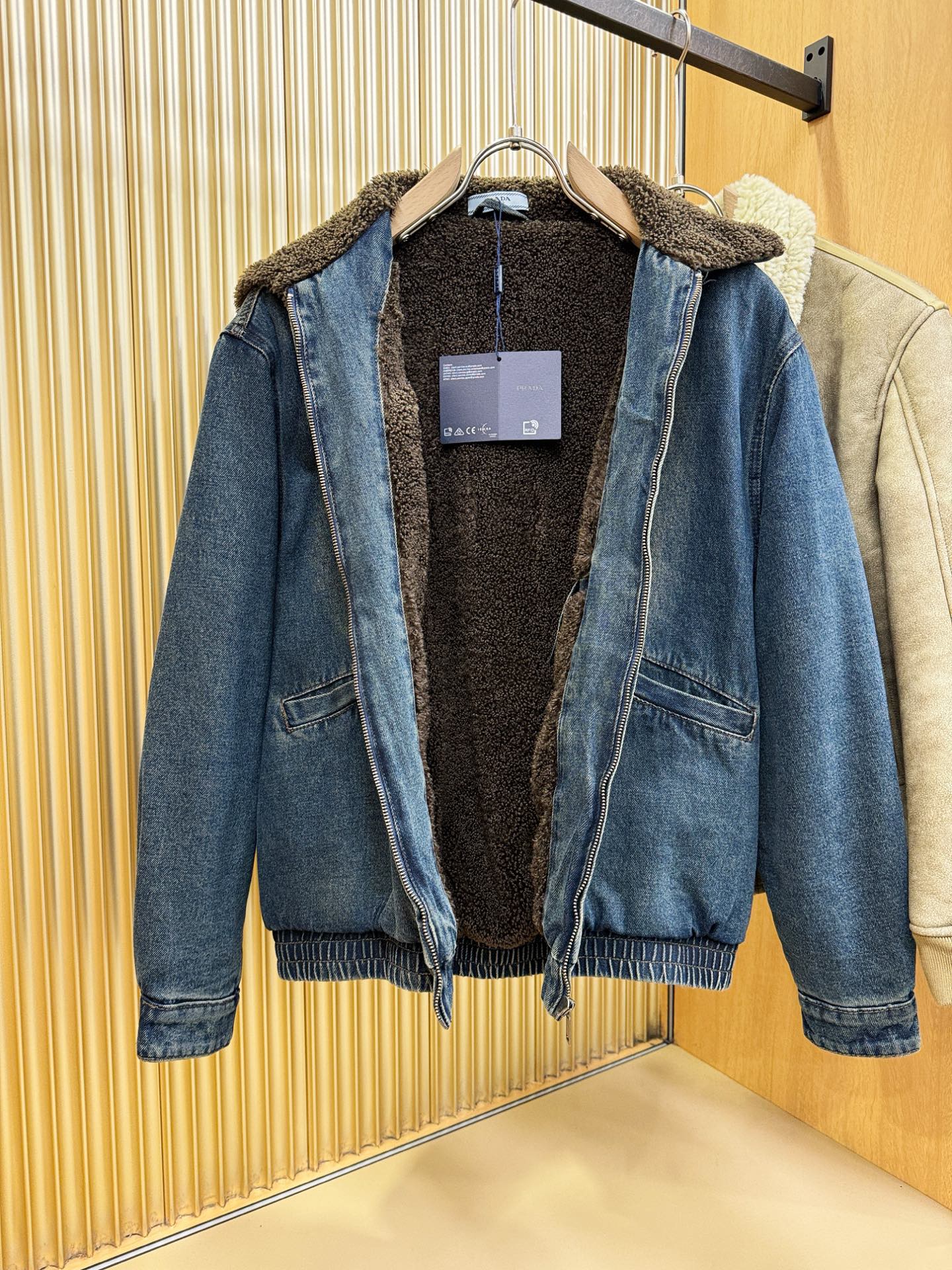 PRADA 普拉达 新品男女同款加绒加厚牛仔外套，时装圈人气极为火热的单品，是时尚大咖们最炙手可热扭造型