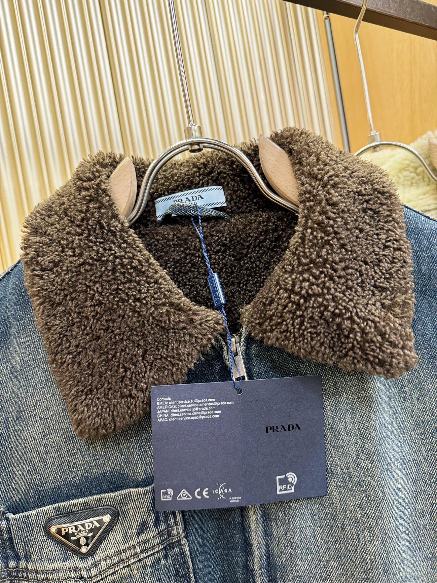 PRADA 普拉达 新品男女同款加绒加厚牛仔外套，时装圈人气极为火热的单品，是时尚大咖们最炙手可热扭造型