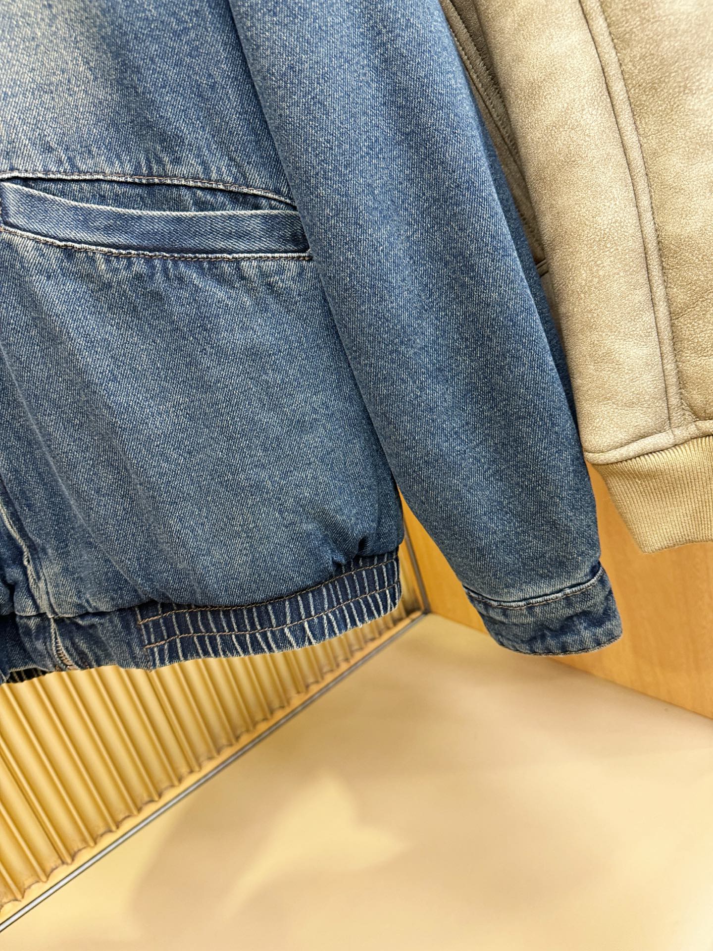 PRADA 普拉达 新品男女同款加绒加厚牛仔外套，时装圈人气极为火热的单品，是时尚大咖们最炙手可热扭造型