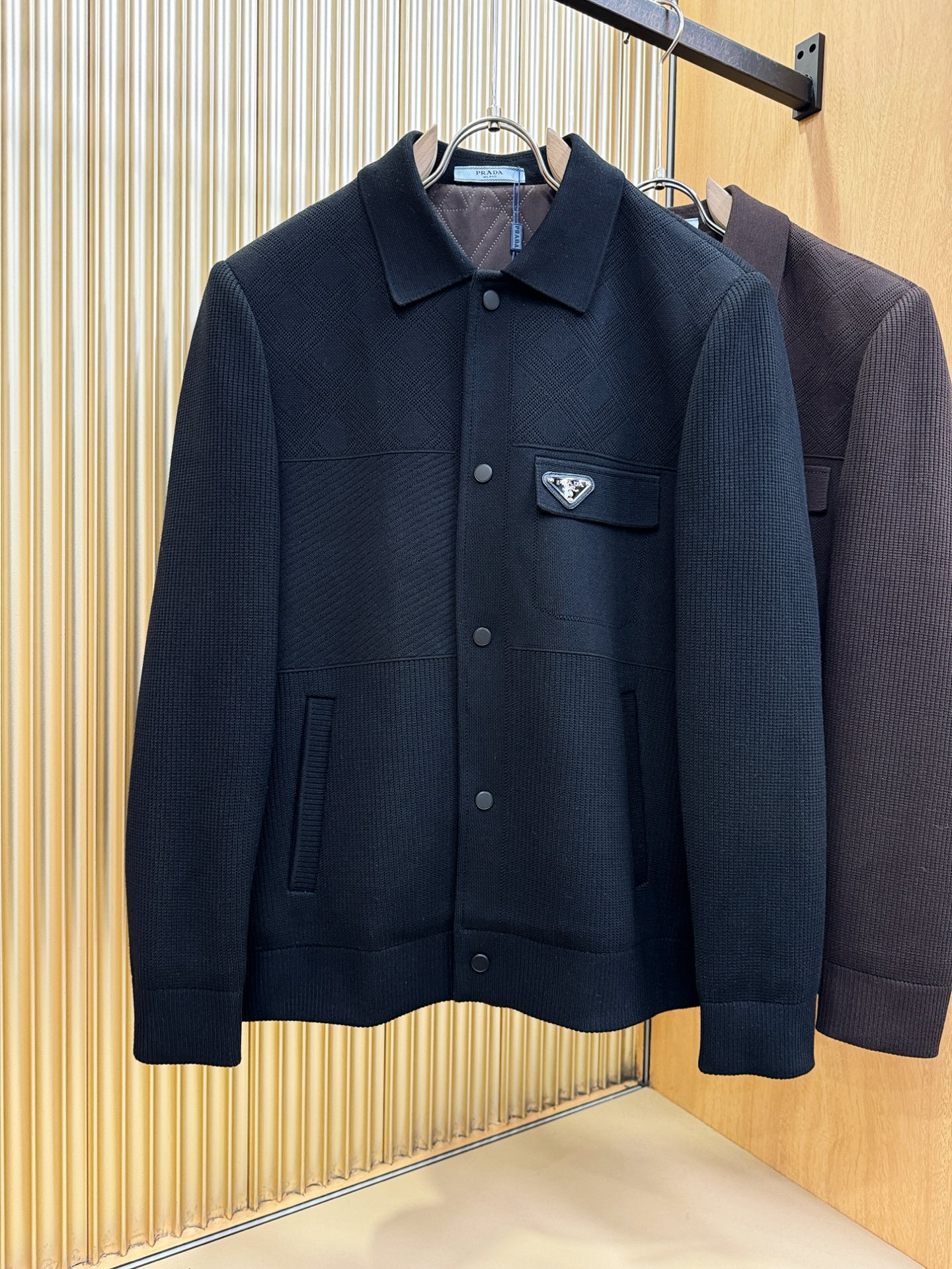 PRADA 普拉达 2025秋冬新款羊毛棉服夹克外套，内里加棉，原单狠货 意大利进口面料时尚夹克外套。加