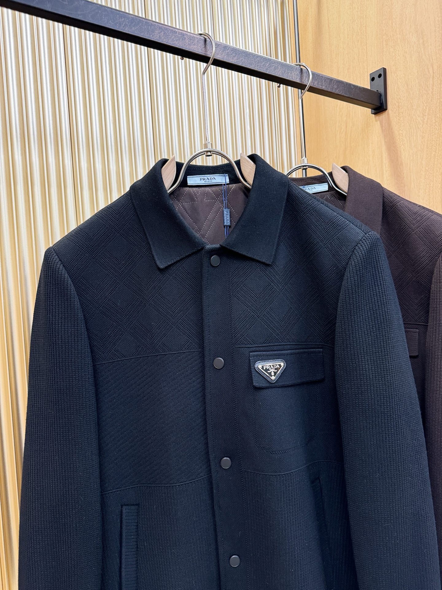 PRADA 普拉达 2025秋冬新款羊毛棉服夹克外套，内里加棉，原单狠货 意大利进口面料时尚夹克外套。加