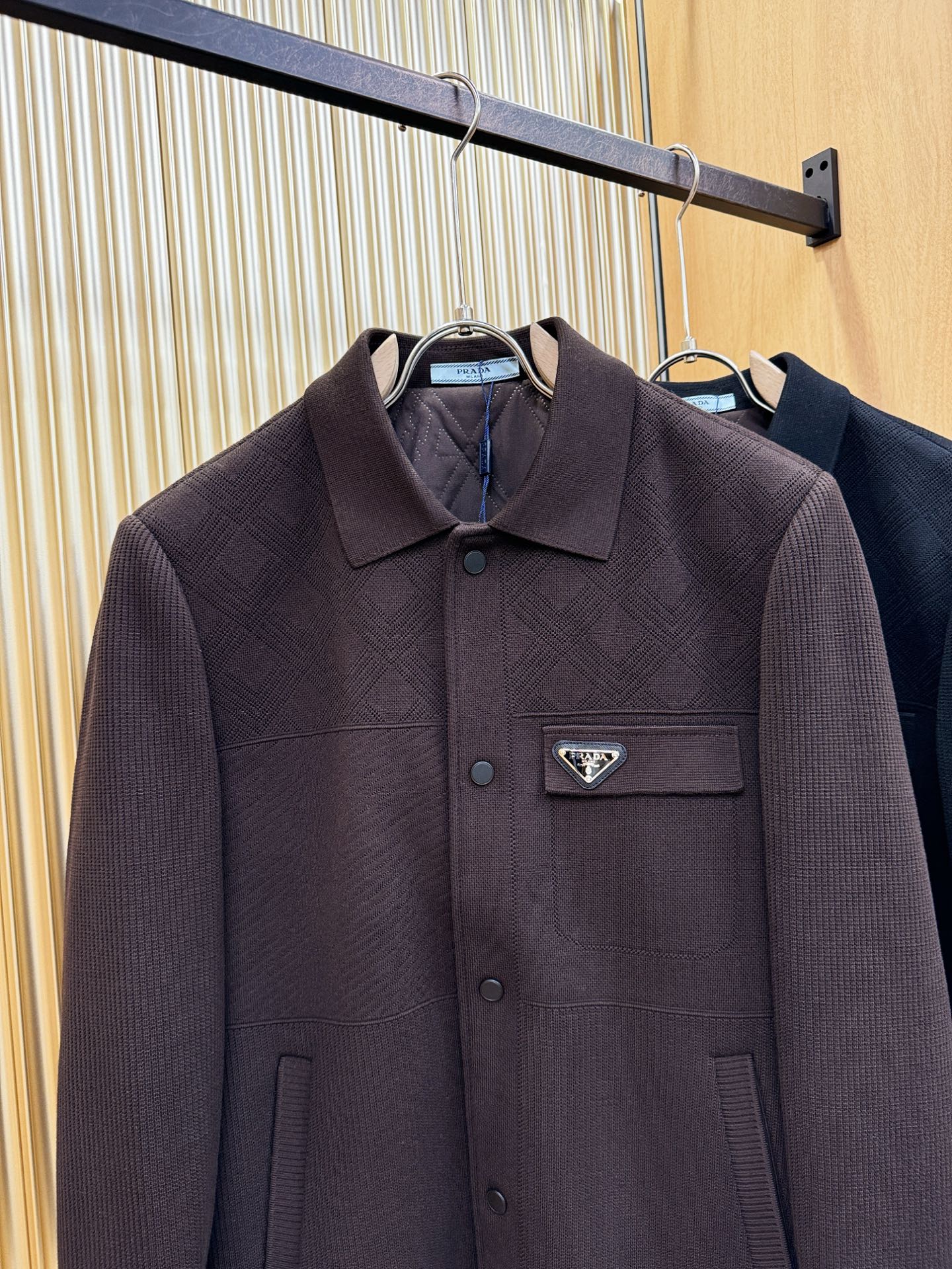 PRADA 普拉达 2025秋冬新款羊毛棉服夹克外套，内里加棉，原单狠货 意大利进口面料时尚夹克外套。加