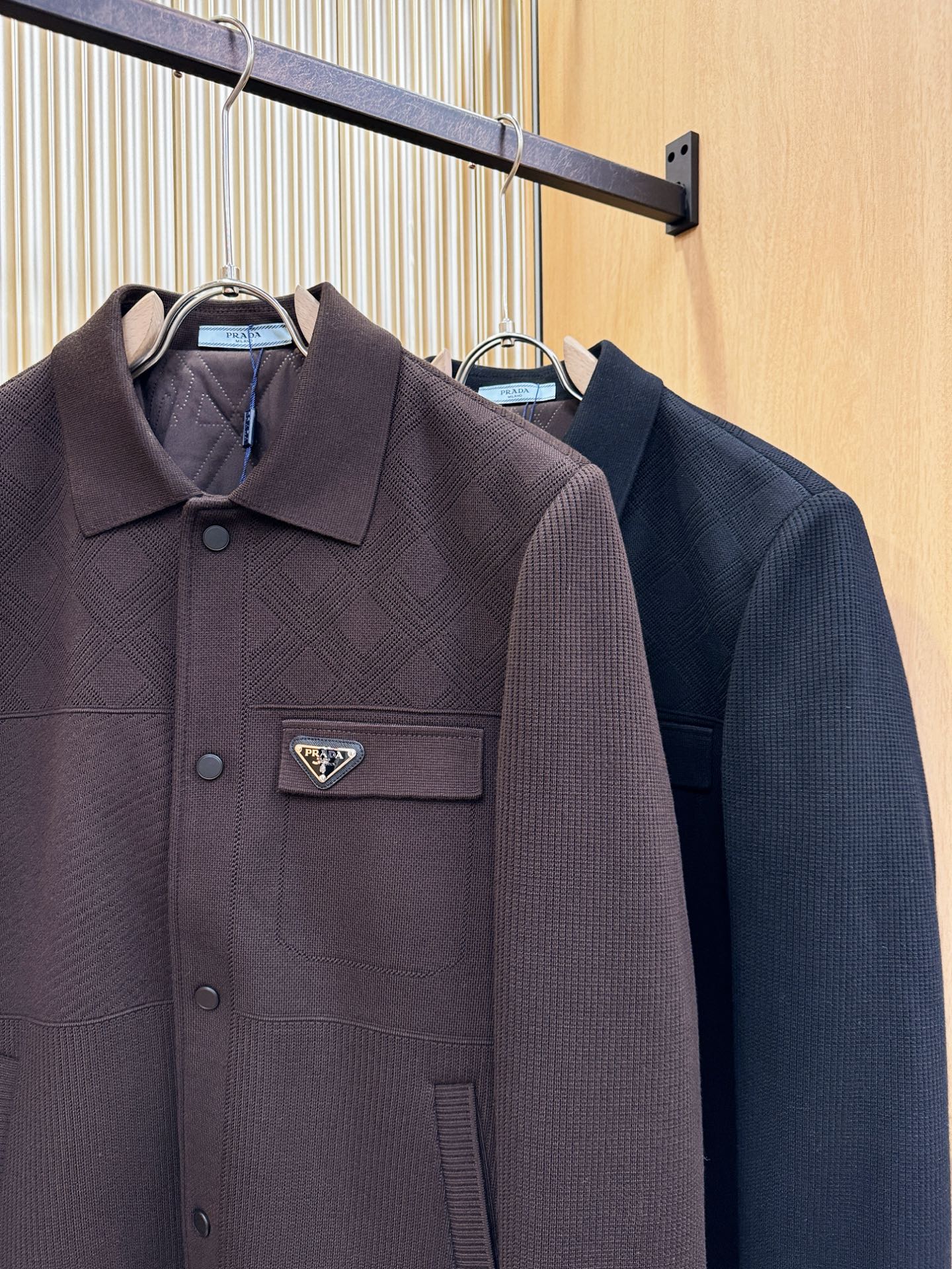 PRADA 普拉达 2025秋冬新款羊毛棉服夹克外套，内里加棉，原单狠货 意大利进口面料时尚夹克外套。加