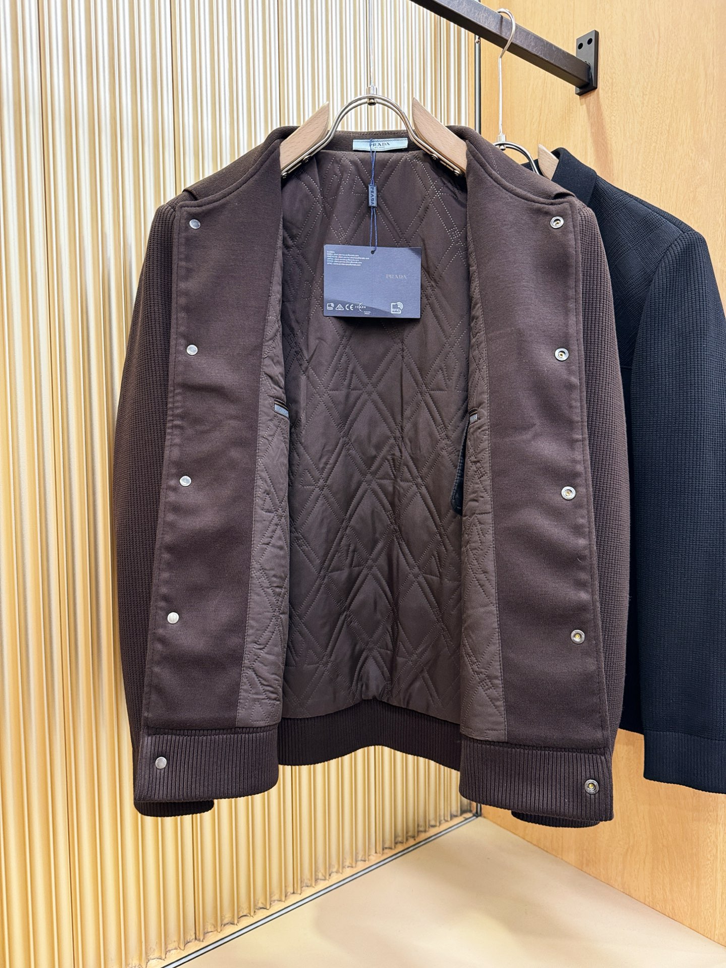 PRADA 普拉达 2025秋冬新款羊毛棉服夹克外套，内里加棉，原单狠货 意大利进口面料时尚夹克外套。加