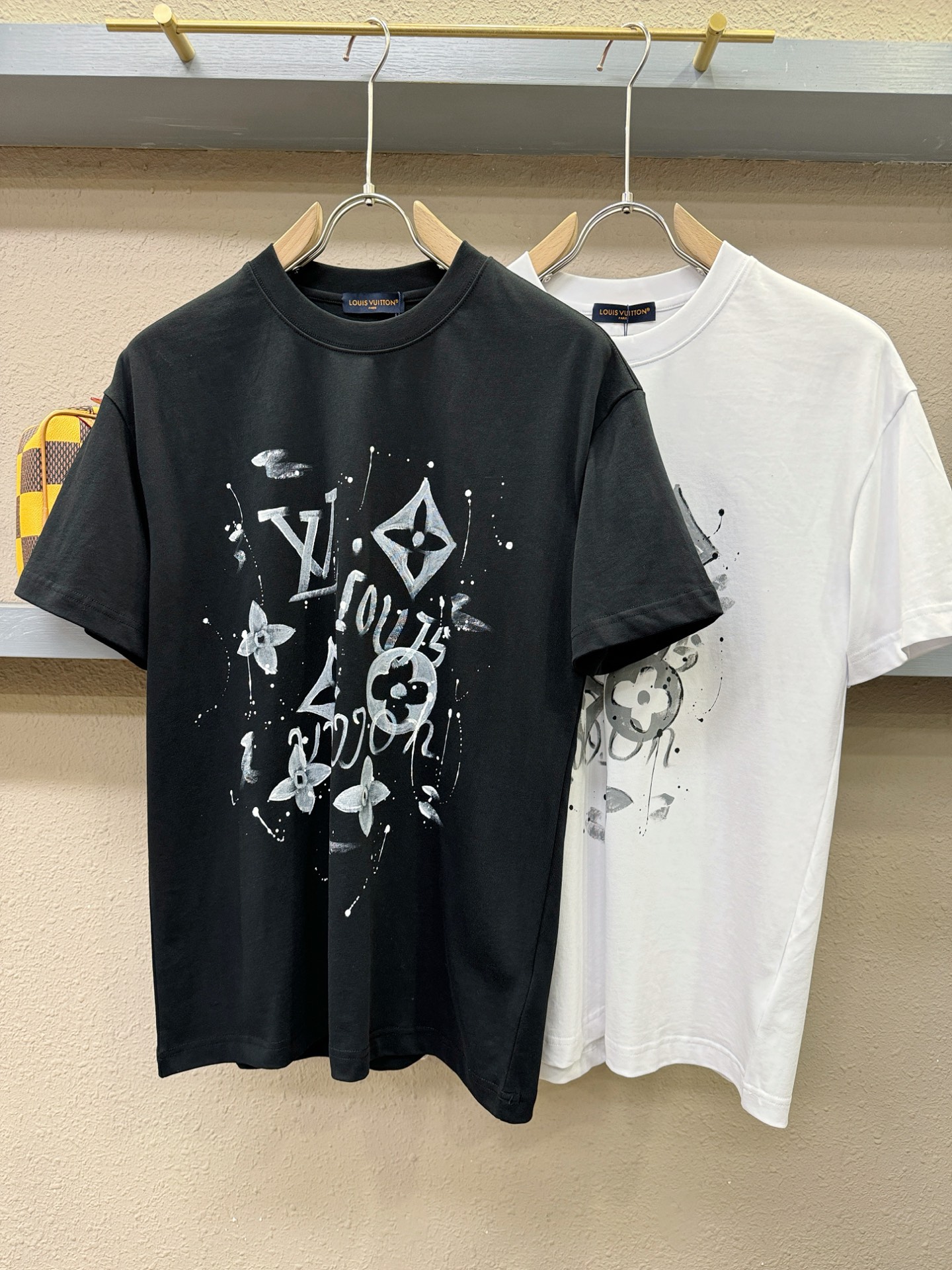 LV路易威登 2026新款短袖T恤！走秀图案时尚休闲短袖T恤衫！设计logo设计！极具设计精选客供面料，
