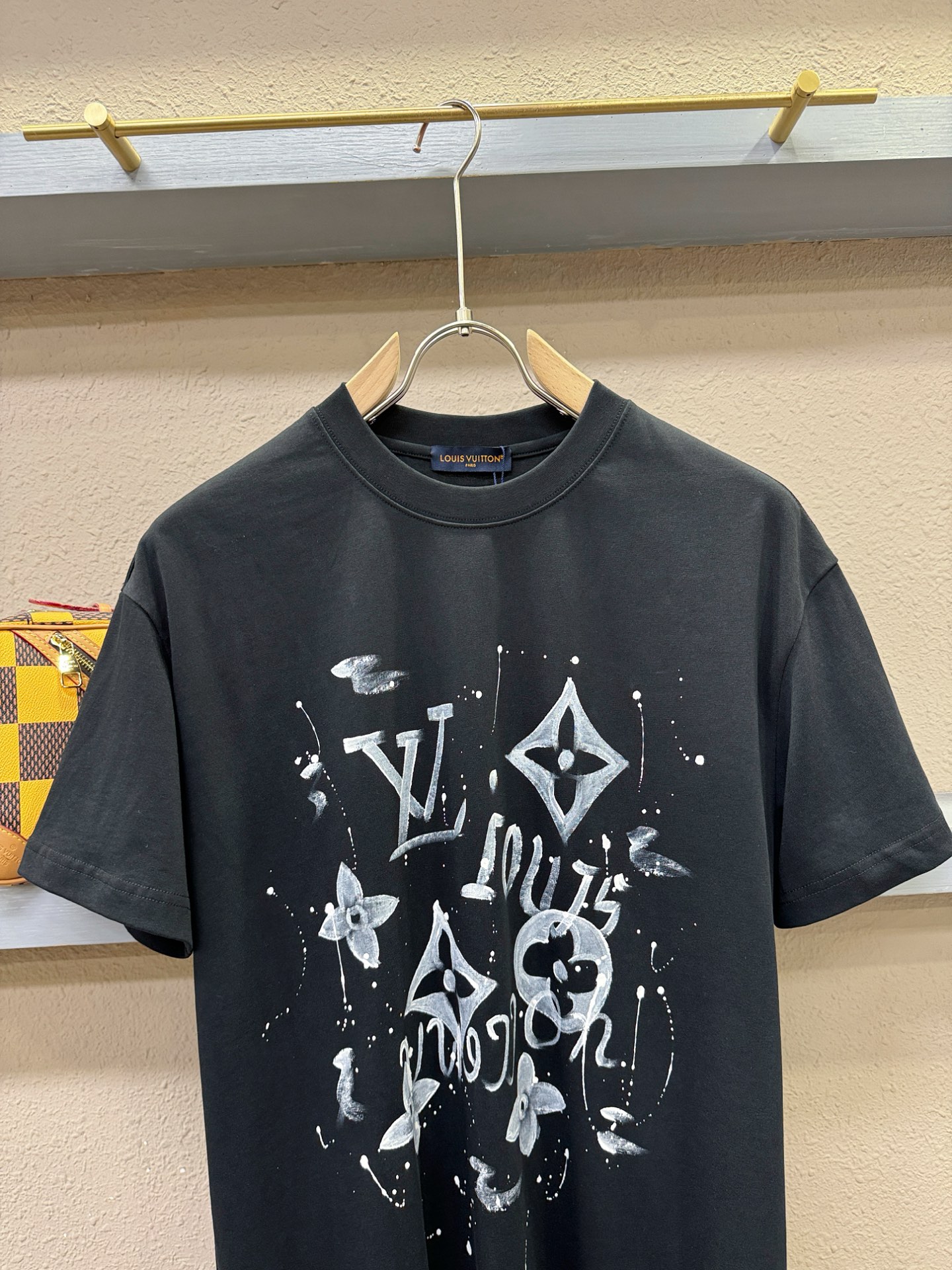 LV路易威登 2026新款短袖T恤！走秀图案时尚休闲短袖T恤衫！设计logo设计！极具设计精选客供面料，