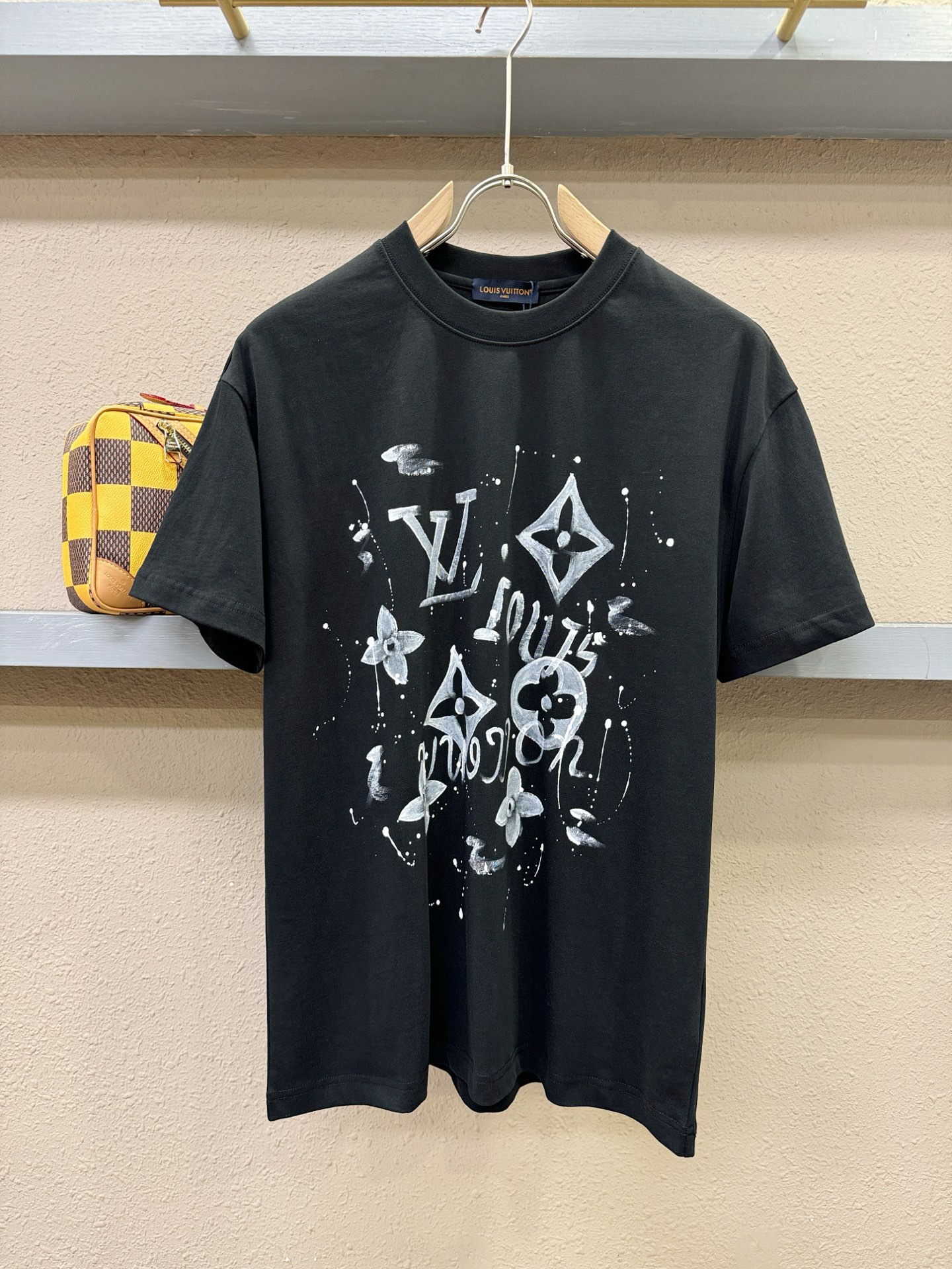 LV路易威登 2026新款短袖T恤！走秀图案时尚休闲短袖T恤衫！设计logo设计！极具设计精选客供面料，