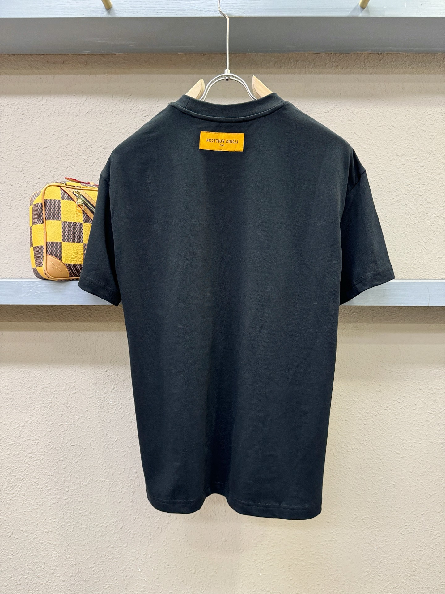 LV路易威登 2026新款短袖T恤！走秀图案时尚休闲短袖T恤衫！设计logo设计！极具设计精选客供面料，