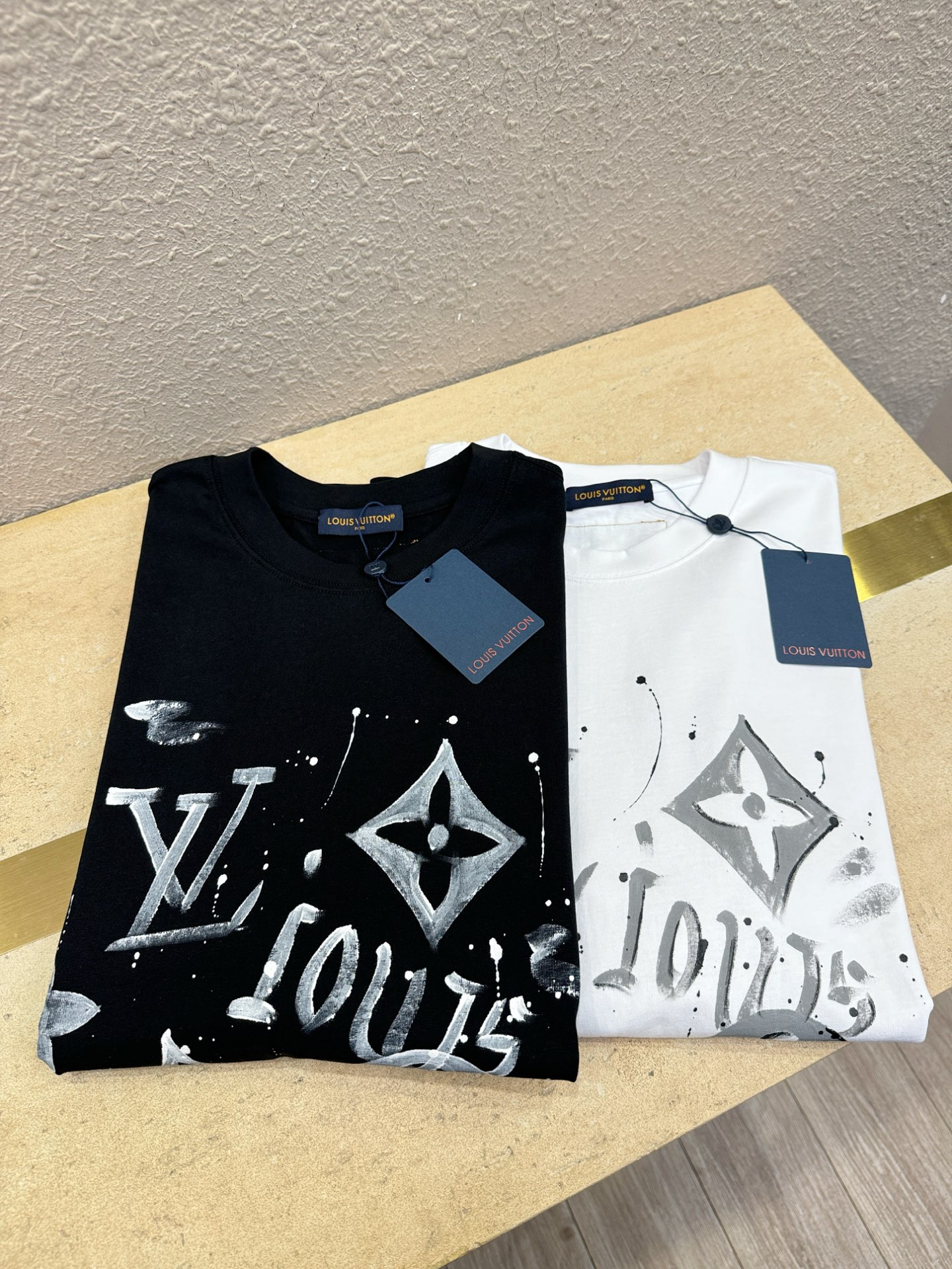 LV路易威登 2026新款短袖T恤！走秀图案时尚休闲短袖T恤衫！设计logo设计！极具设计精选客供面料，