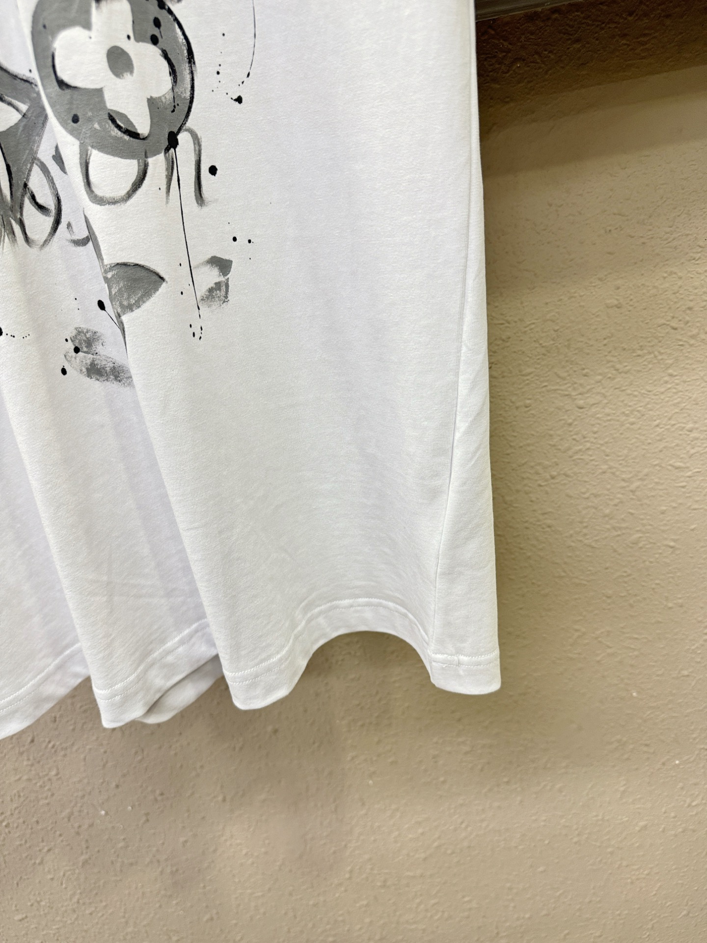 LV路易威登 2026新款短袖T恤！走秀图案时尚休闲短袖T恤衫！设计logo设计！极具设计精选客供面料，