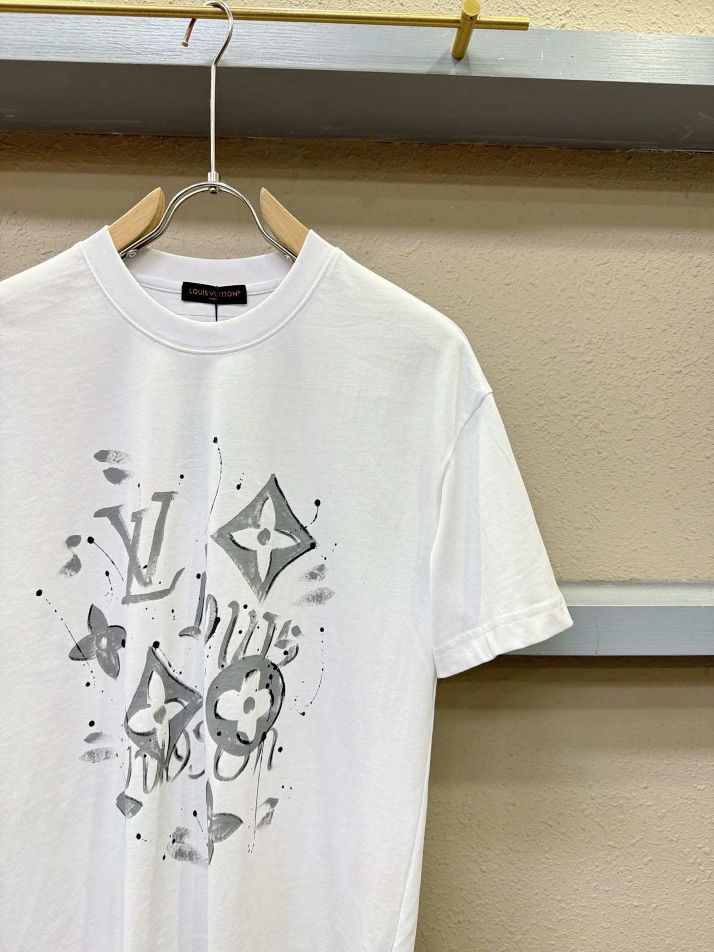 LV路易威登 2026新款短袖T恤！走秀图案时尚休闲短袖T恤衫！设计logo设计！极具设计精选客供面料，