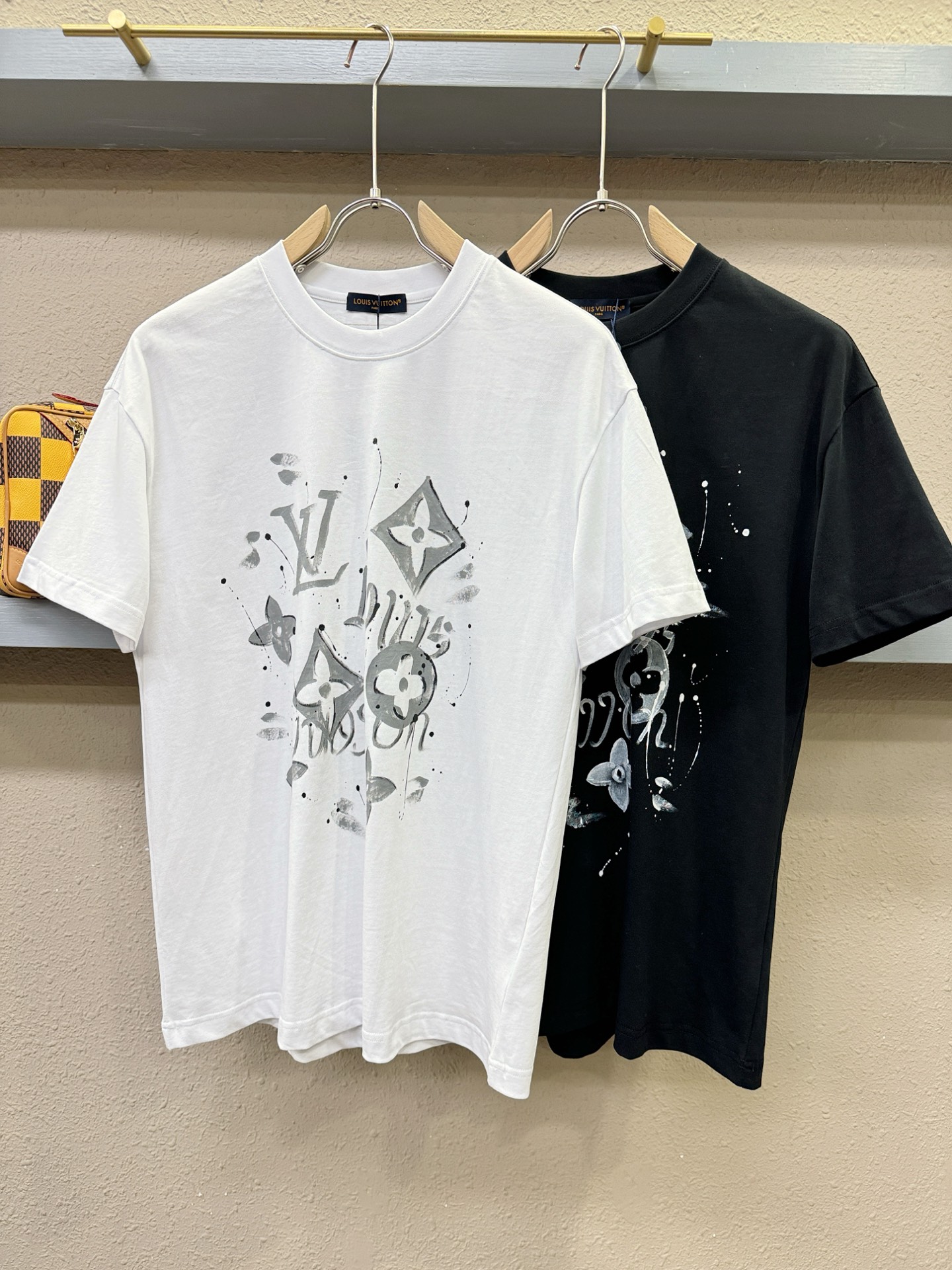 LV路易威登 2026新款短袖T恤！走秀图案时尚休闲短袖T恤衫！设计logo设计！极具设计精选客供面料，