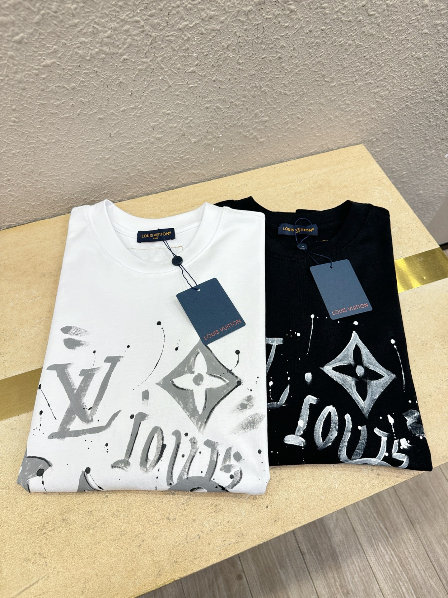 LV路易威登 2026新款短袖T恤！走秀图案时尚休闲短袖T恤衫！设计logo设计！极具设计精选客供面料，