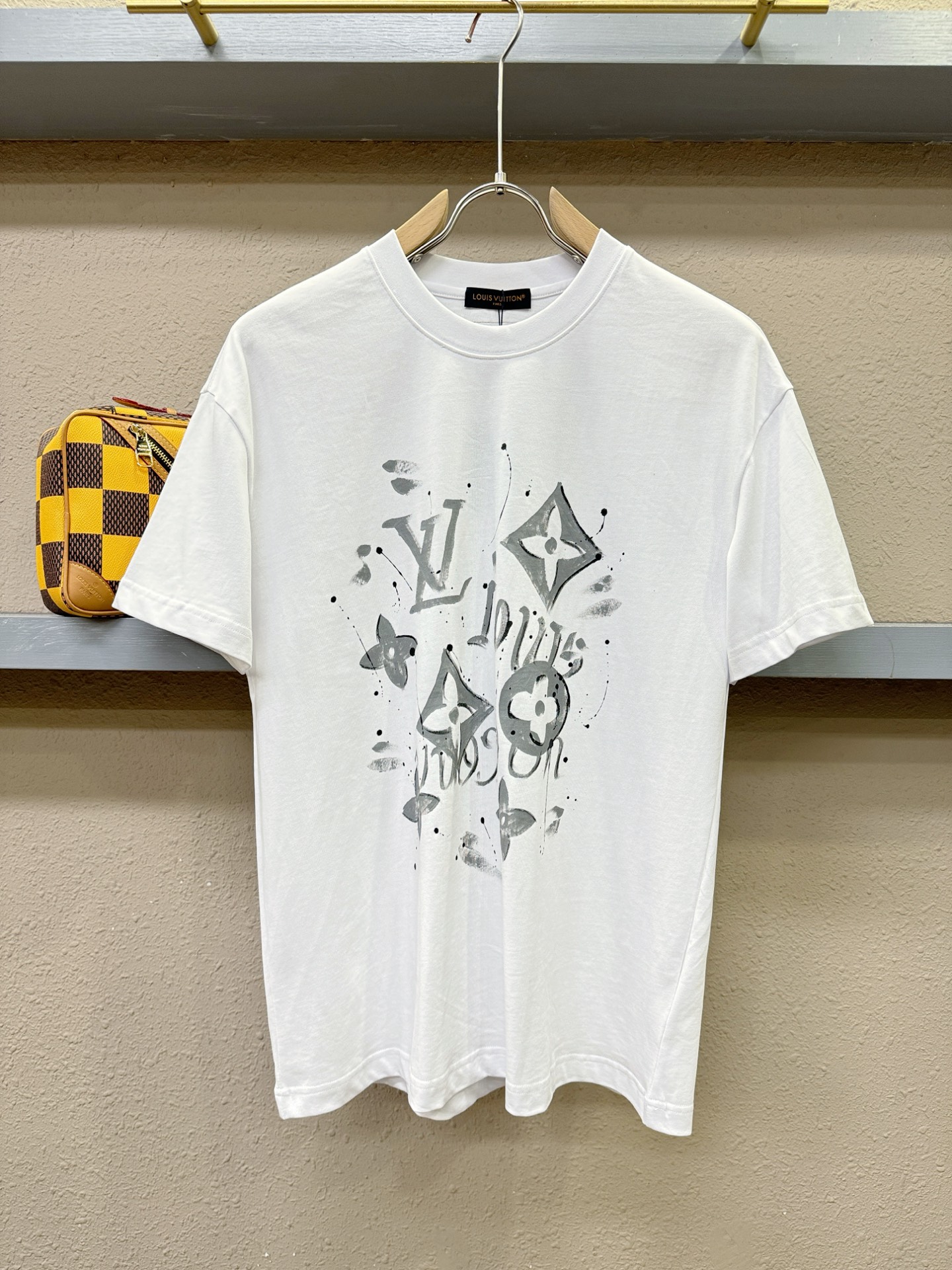 LV路易威登 2026新款短袖T恤！走秀图案时尚休闲短袖T恤衫！设计logo设计！极具设计精选客供面料，