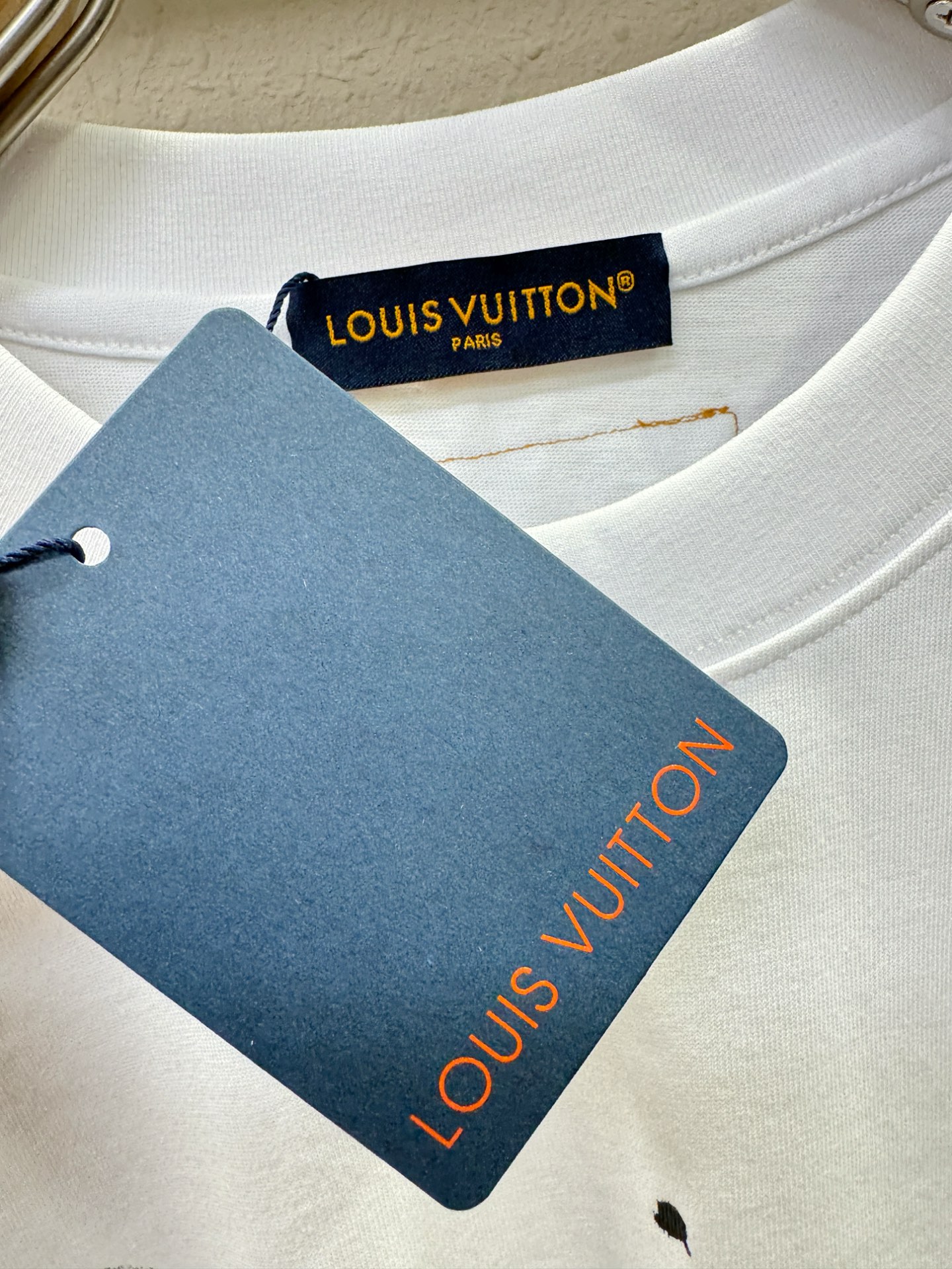 LV路易威登 2026新款短袖T恤！走秀图案时尚休闲短袖T恤衫！设计logo设计！极具设计精选客供面料，