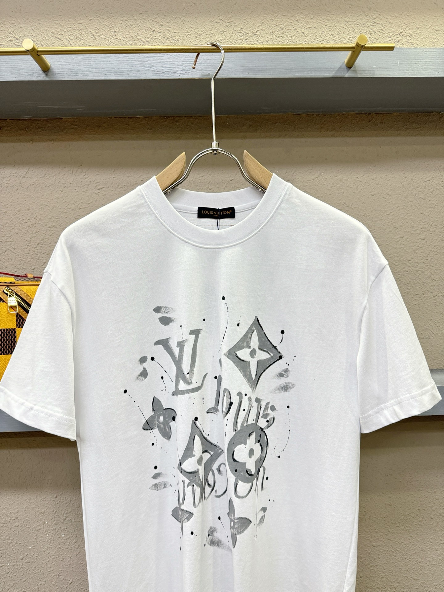 LV路易威登 2026新款短袖T恤！走秀图案时尚休闲短袖T恤衫！设计logo设计！极具设计精选客供面料，