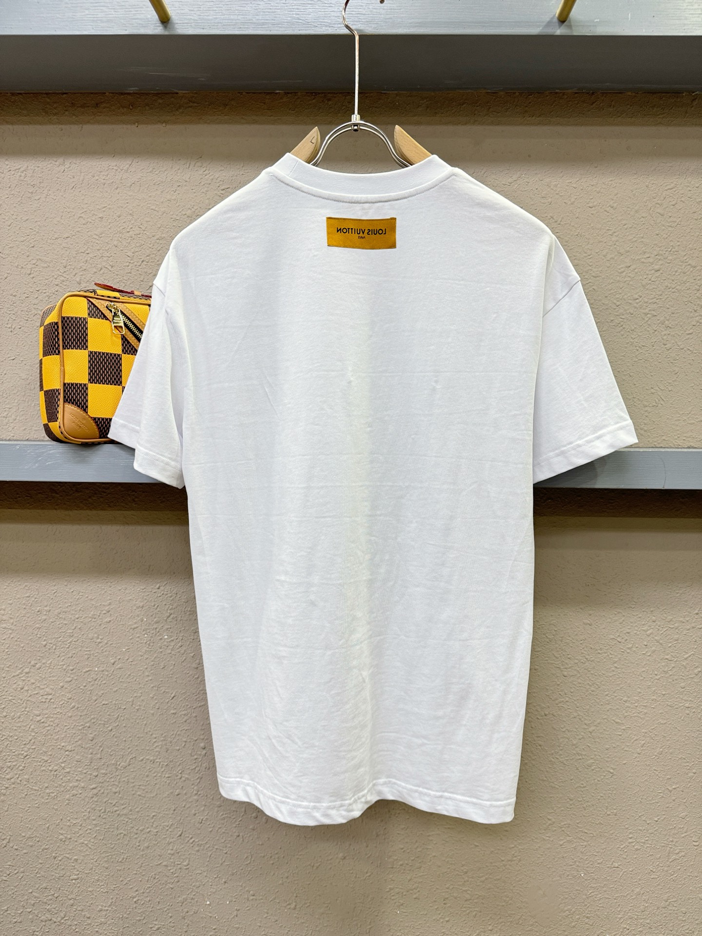 LV路易威登 2026新款短袖T恤！走秀图案时尚休闲短袖T恤衫！设计logo设计！极具设计精选客供面料，