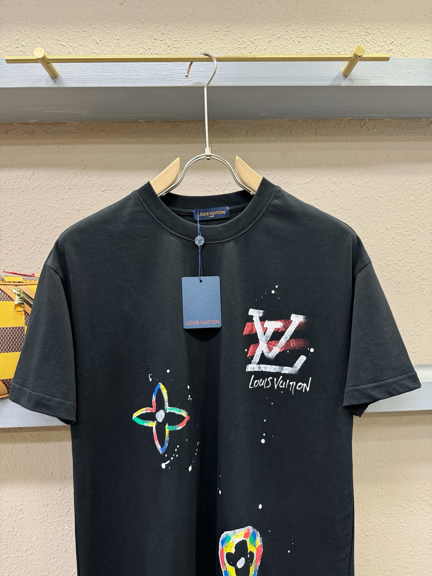 LV路易威登 2026新款短袖T恤！走秀图案时尚休闲短袖T恤衫！设计logo设计！极具设计精选客供面料，