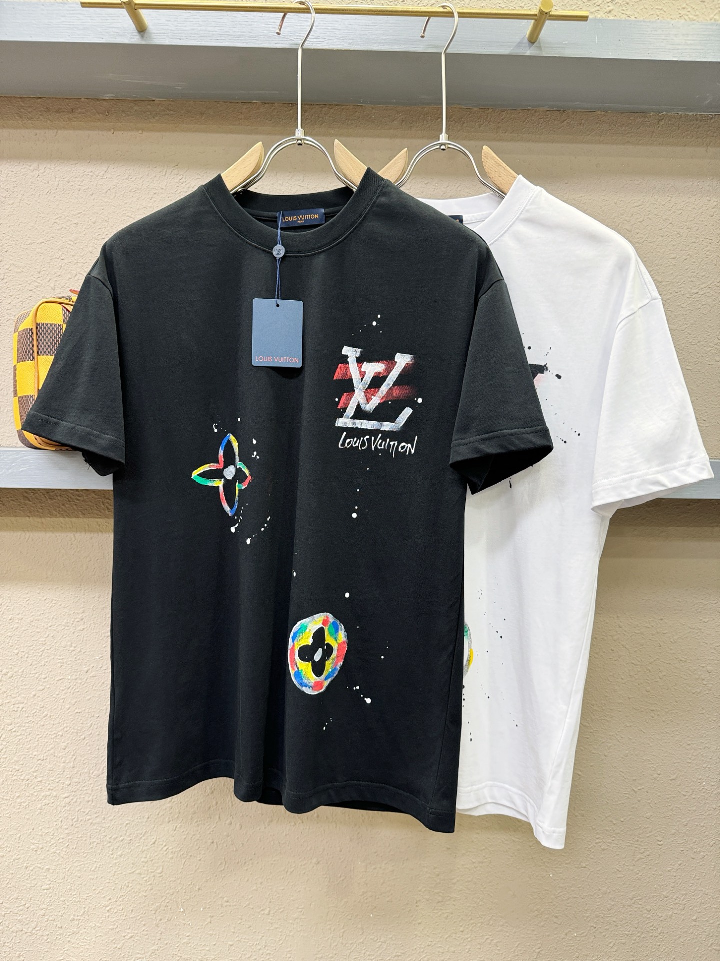 LV路易威登 2026新款短袖T恤！走秀图案时尚休闲短袖T恤衫！设计logo设计！极具设计精选客供面料，