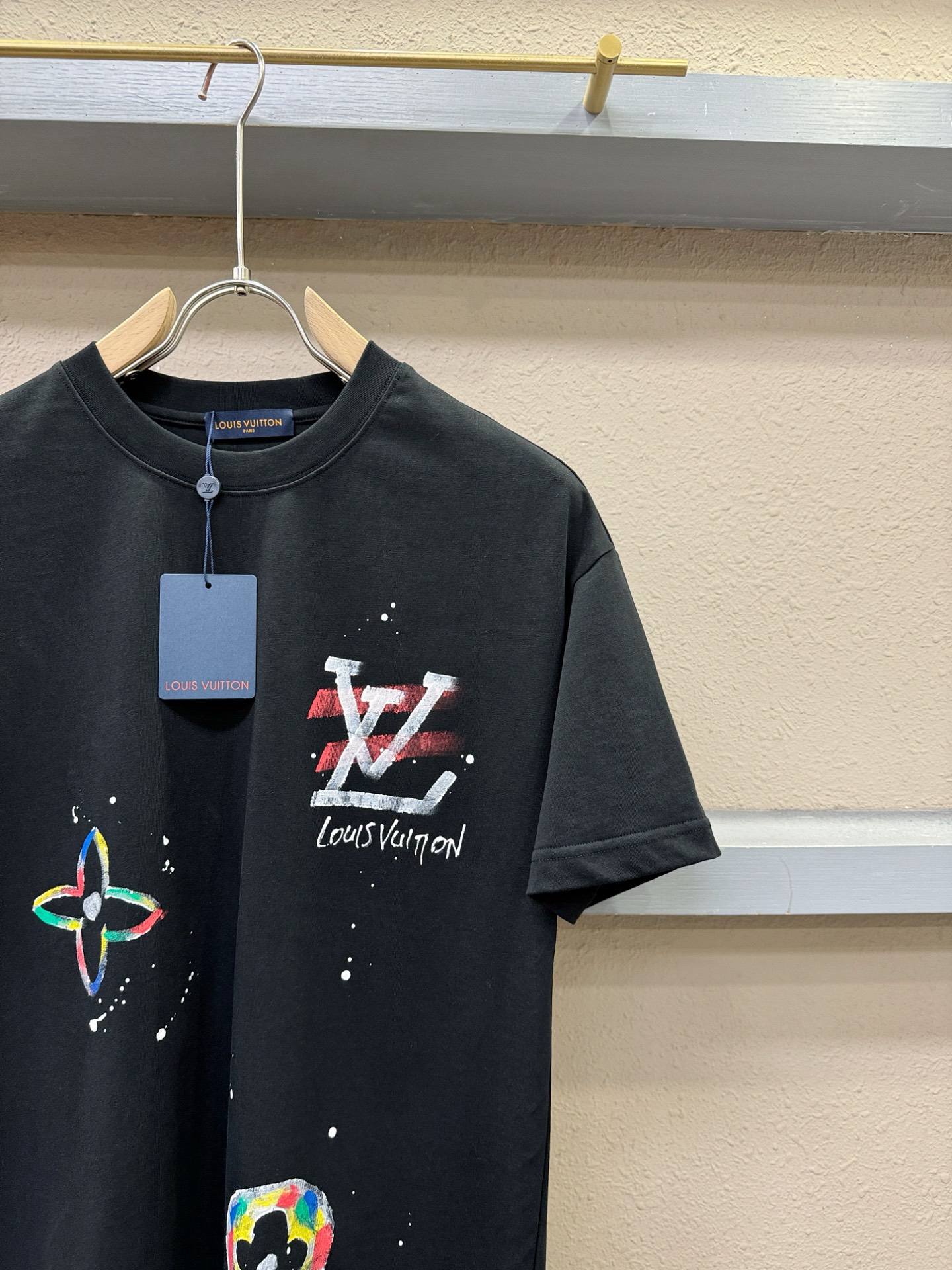 LV路易威登 2026新款短袖T恤！走秀图案时尚休闲短袖T恤衫！设计logo设计！极具设计精选客供面料，