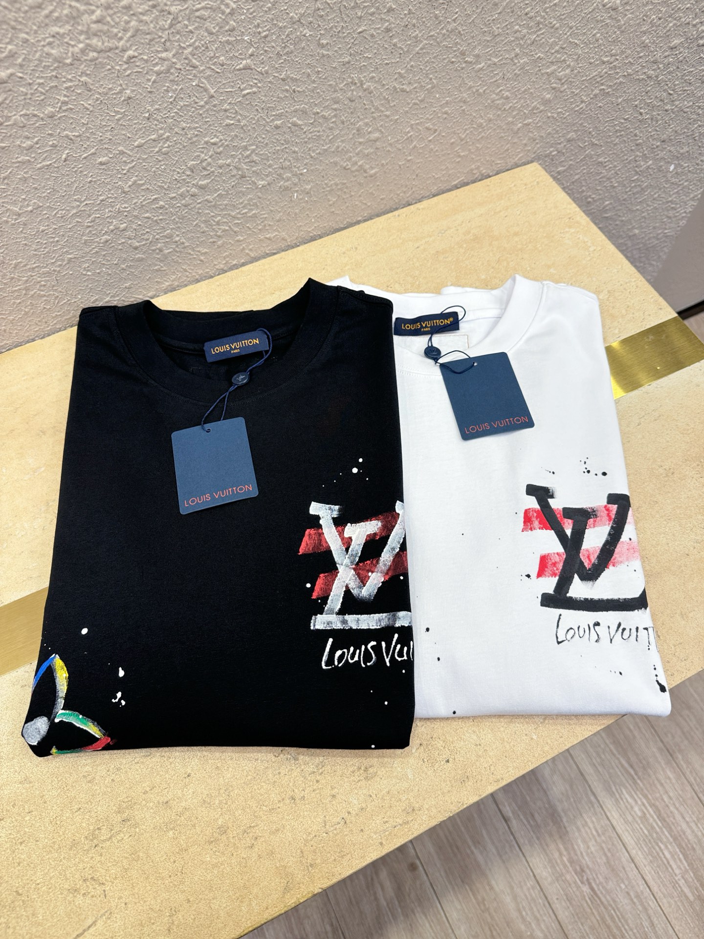 LV路易威登 2026新款短袖T恤！走秀图案时尚休闲短袖T恤衫！设计logo设计！极具设计精选客供面料，