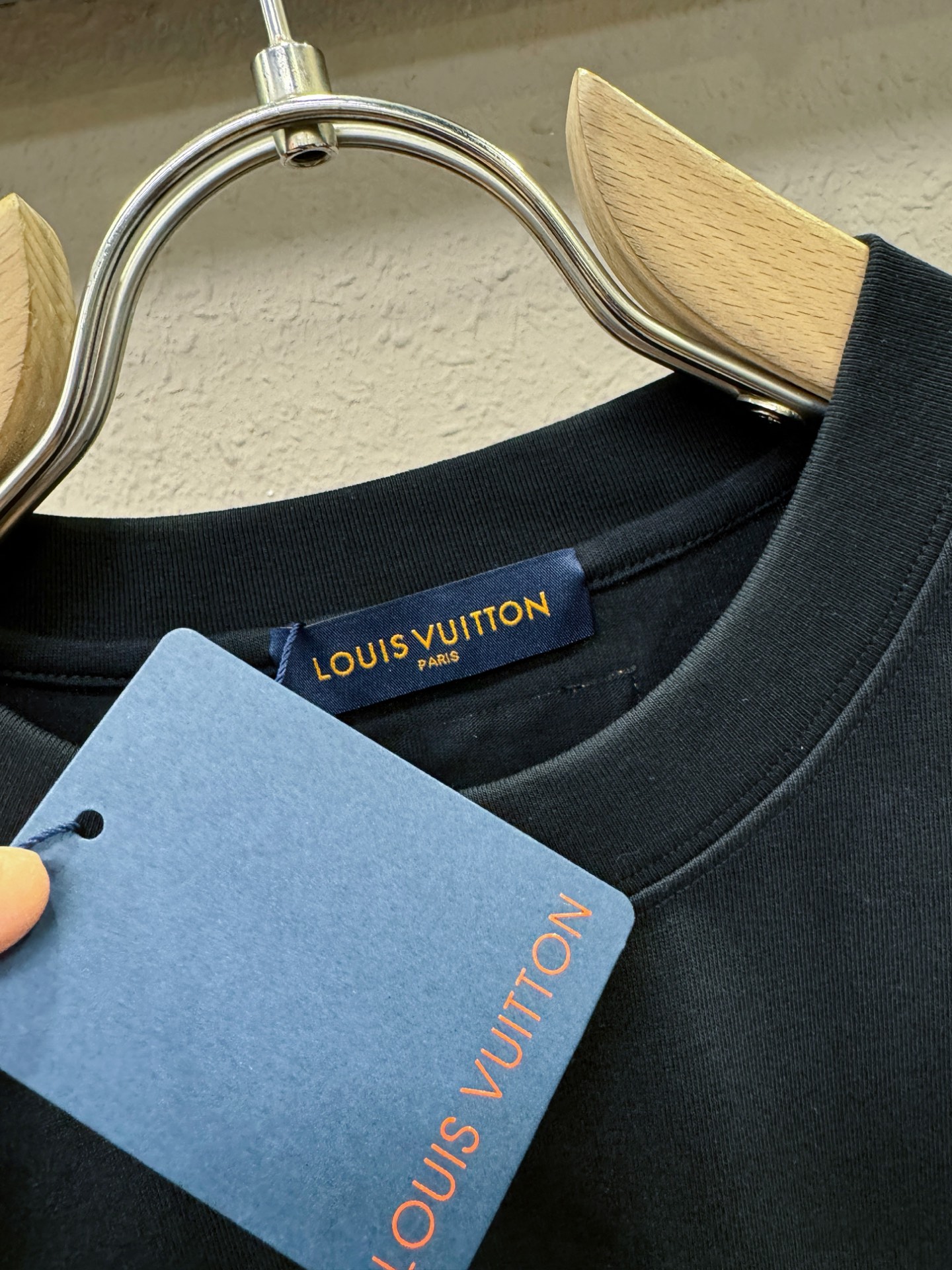 LV路易威登 2026新款短袖T恤！走秀图案时尚休闲短袖T恤衫！设计logo设计！极具设计精选客供面料，