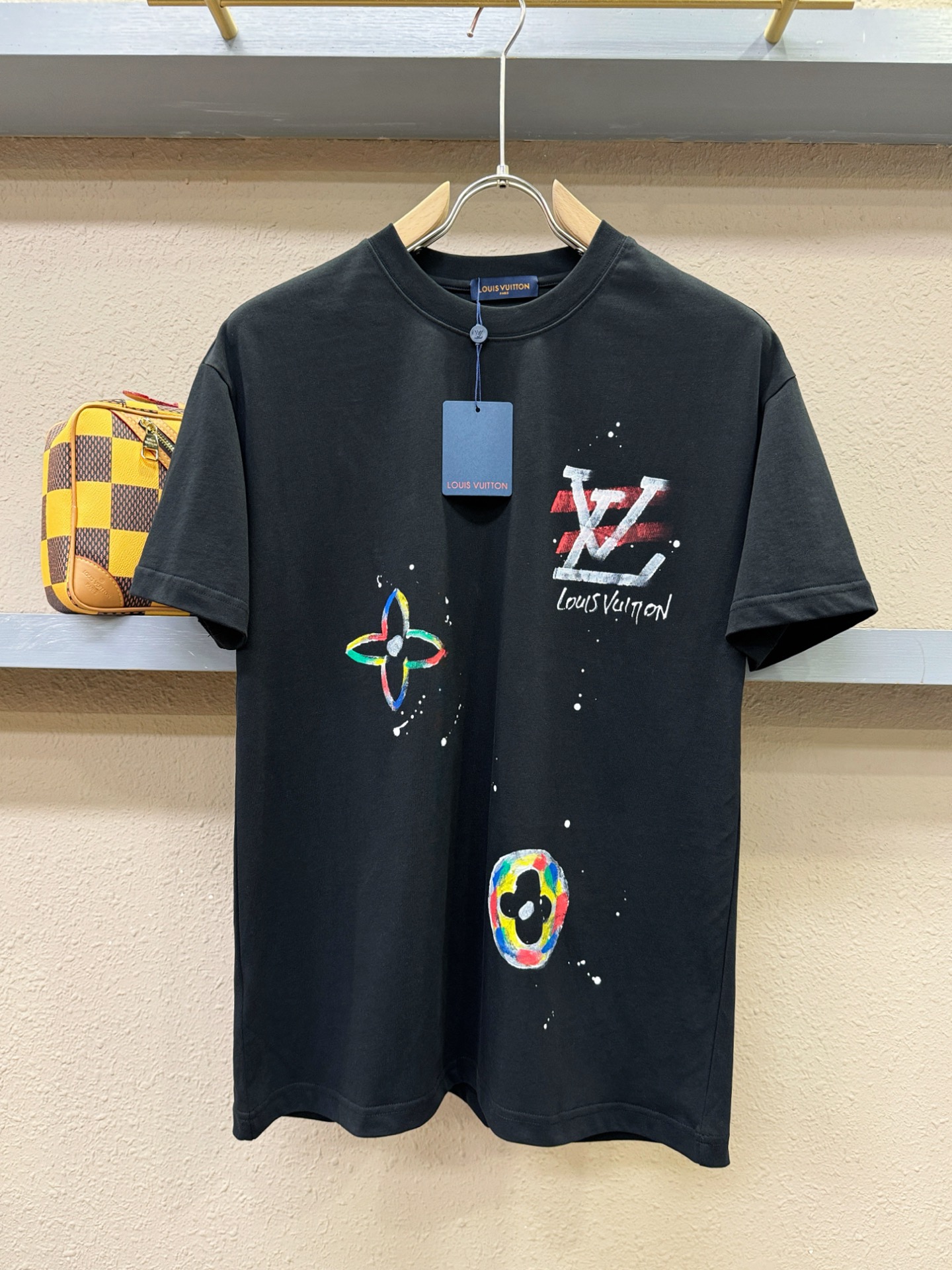 LV路易威登 2026新款短袖T恤！走秀图案时尚休闲短袖T恤衫！设计logo设计！极具设计精选客供面料，