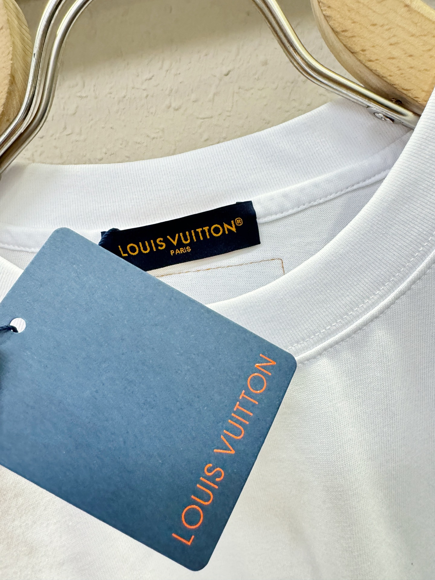 LV路易威登 2026新款短袖T恤！走秀图案时尚休闲短袖T恤衫！设计logo设计！极具设计精选客供面料，