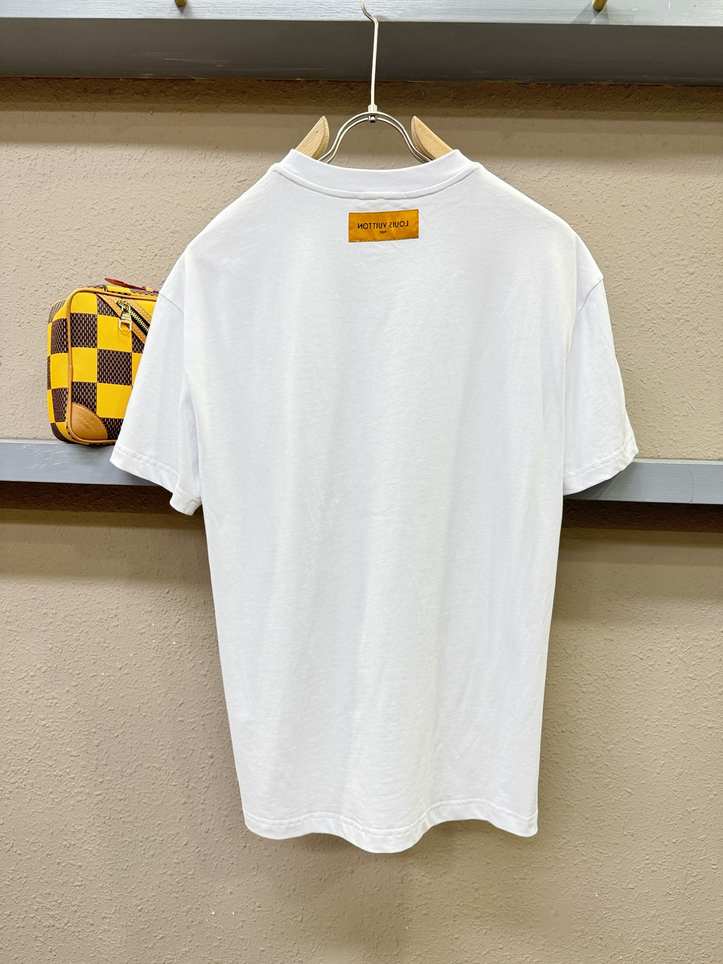 LV路易威登 2026新款短袖T恤！走秀图案时尚休闲短袖T恤衫！设计logo设计！极具设计精选客供面料，