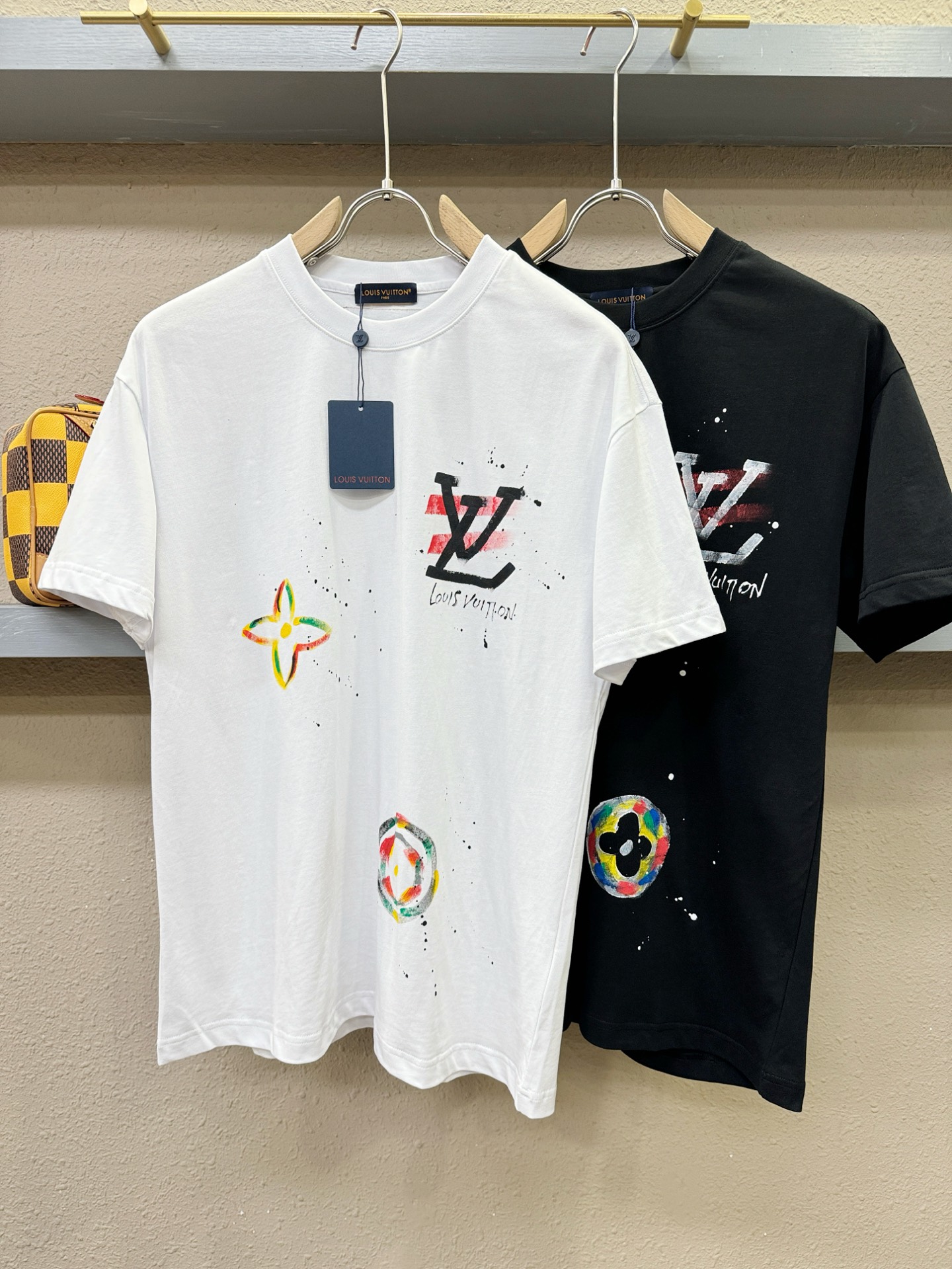 LV路易威登 2026新款短袖T恤！走秀图案时尚休闲短袖T恤衫！设计logo设计！极具设计精选客供面料，