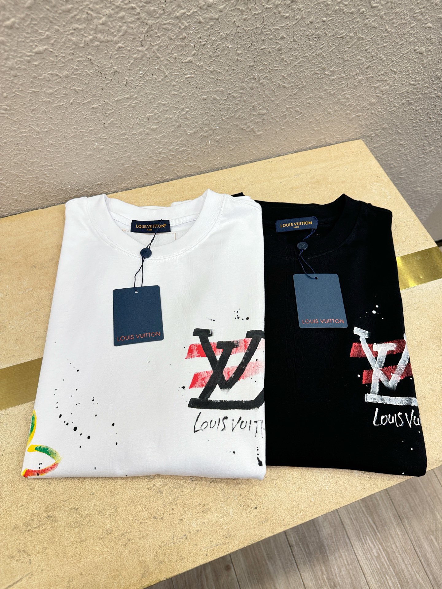 LV路易威登 2026新款短袖T恤！走秀图案时尚休闲短袖T恤衫！设计logo设计！极具设计精选客供面料，