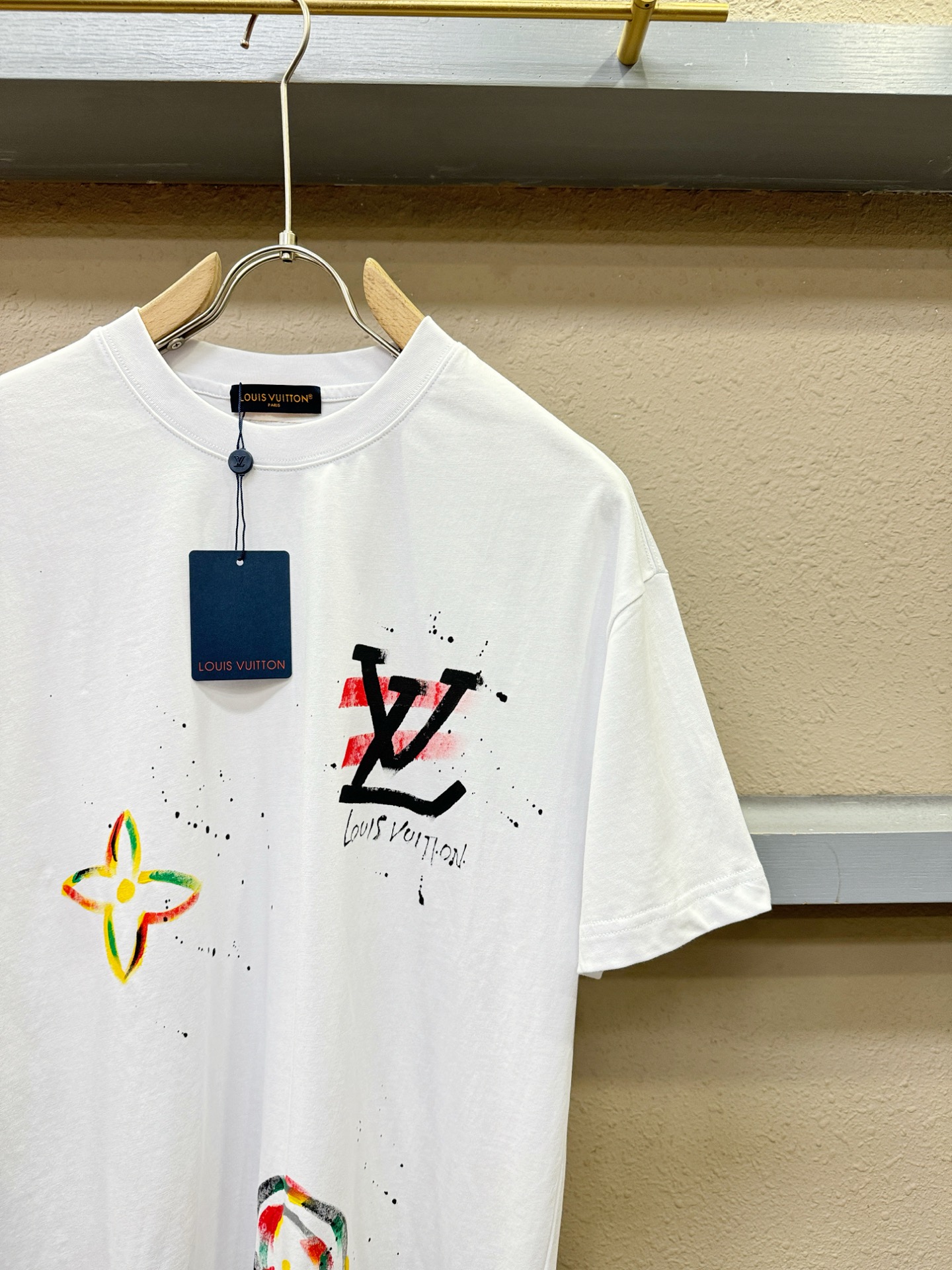 LV路易威登 2026新款短袖T恤！走秀图案时尚休闲短袖T恤衫！设计logo设计！极具设计精选客供面料，