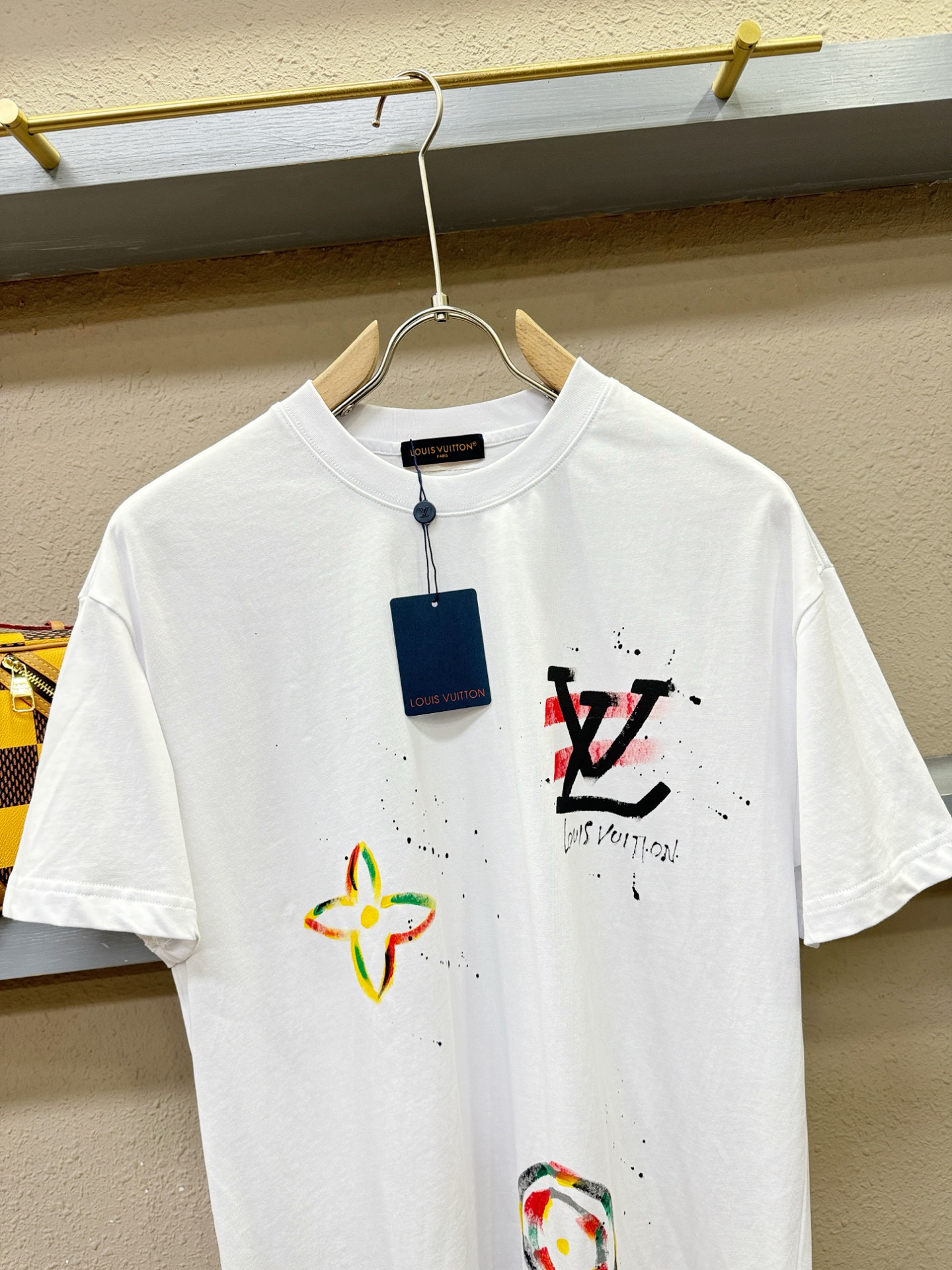 LV路易威登 2026新款短袖T恤！走秀图案时尚休闲短袖T恤衫！设计logo设计！极具设计精选客供面料，