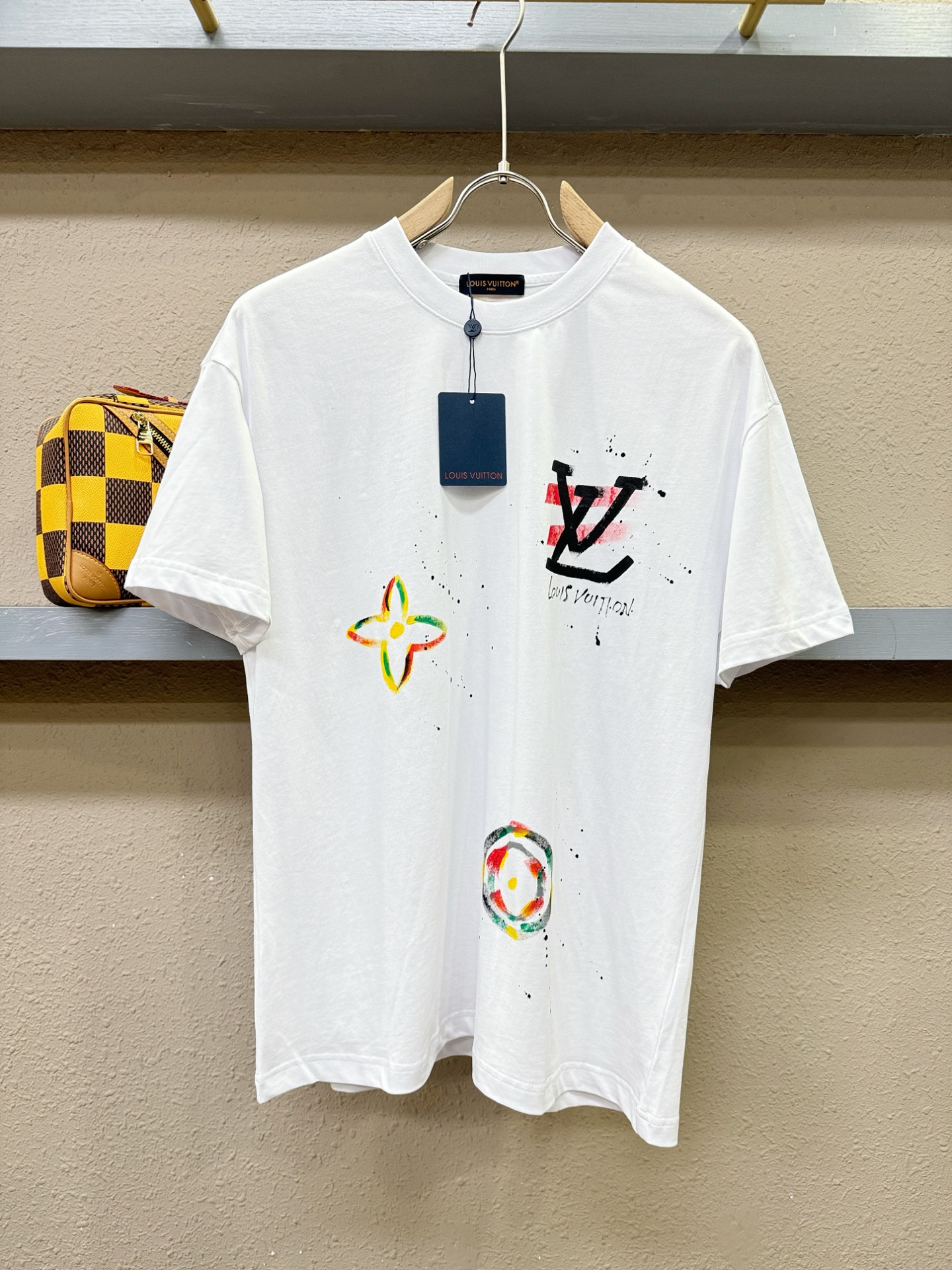 LV路易威登 2026新款短袖T恤！走秀图案时尚休闲短袖T恤衫！设计logo设计！极具设计精选客供面料，