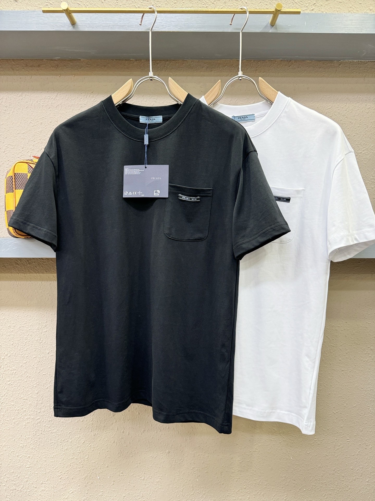 PRADA 普拉达 2026新款短袖T恤！走秀图案时尚休闲短袖T恤衫！设计logo设计！极具设计精选客供