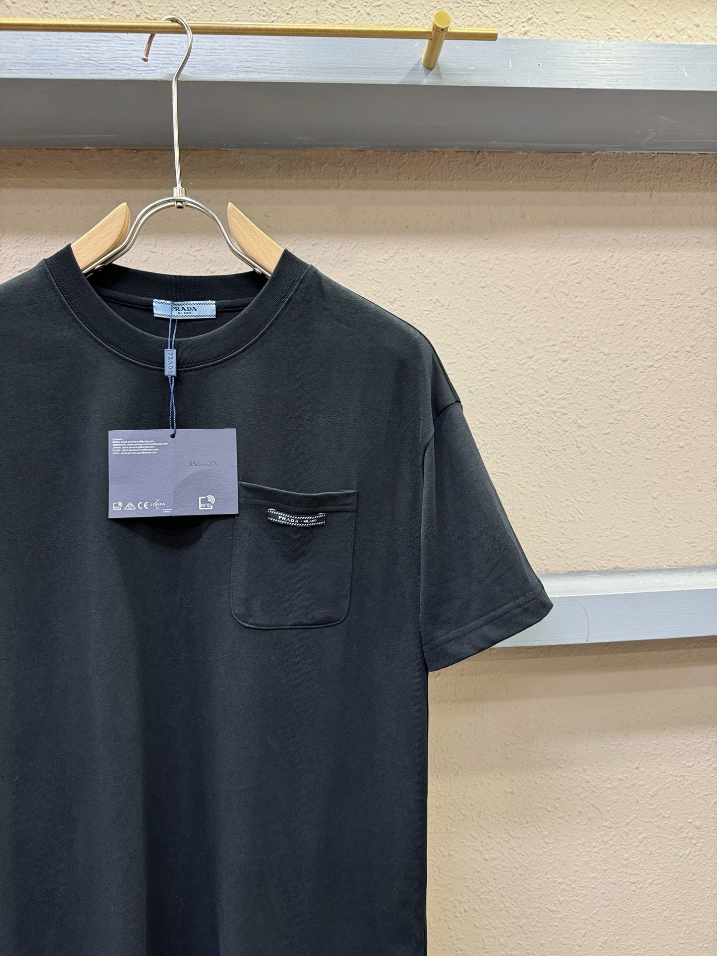 PRADA 普拉达 2026新款短袖T恤！走秀图案时尚休闲短袖T恤衫！设计logo设计！极具设计精选客供