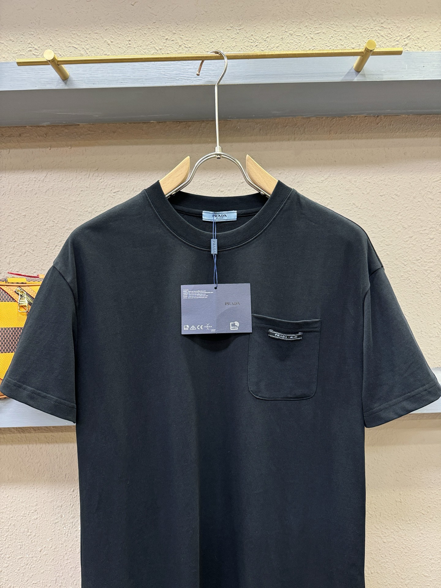 PRADA 普拉达 2026新款短袖T恤！走秀图案时尚休闲短袖T恤衫！设计logo设计！极具设计精选客供