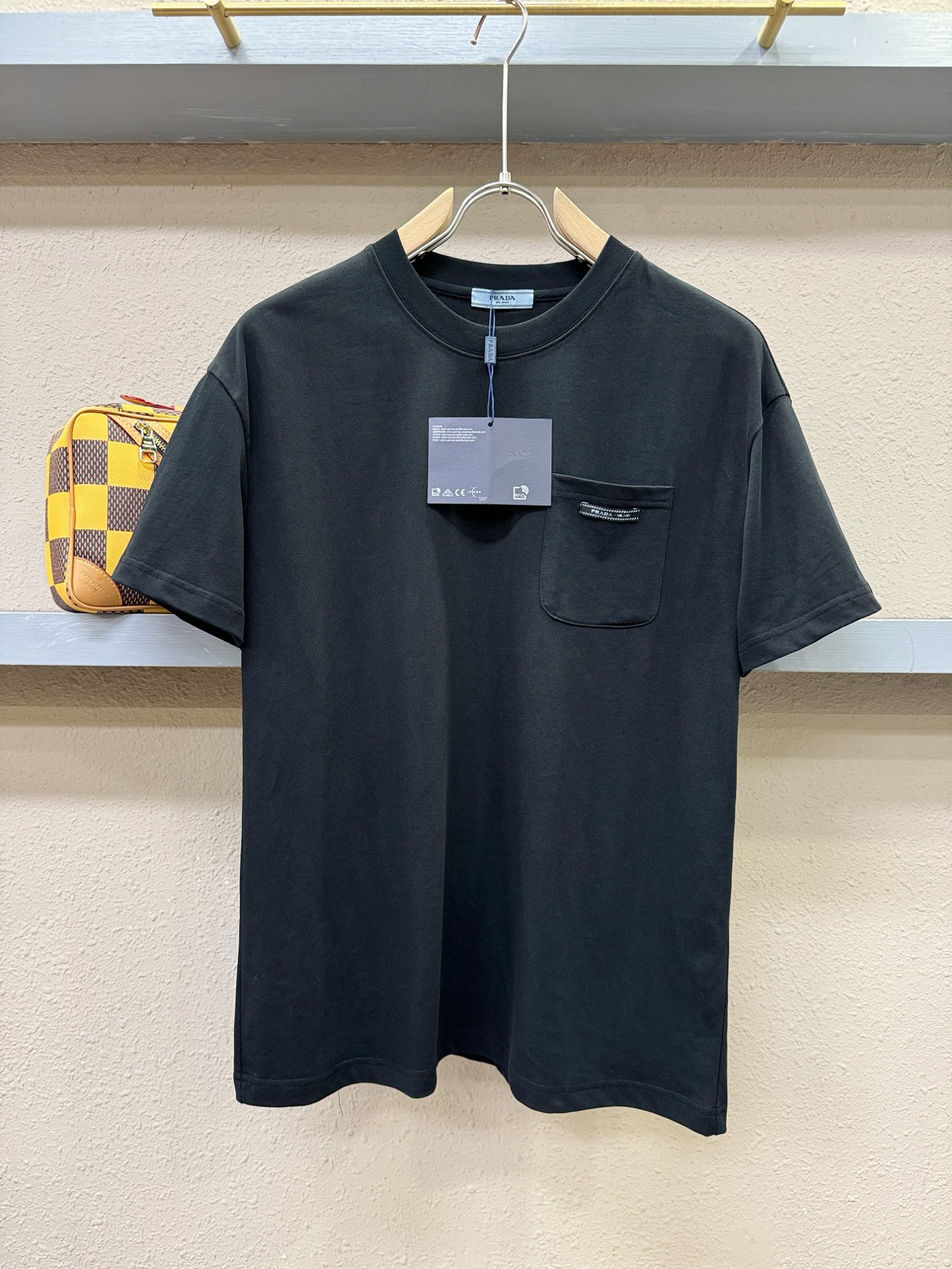 PRADA 普拉达 2026新款短袖T恤！走秀图案时尚休闲短袖T恤衫！设计logo设计！极具设计精选客供