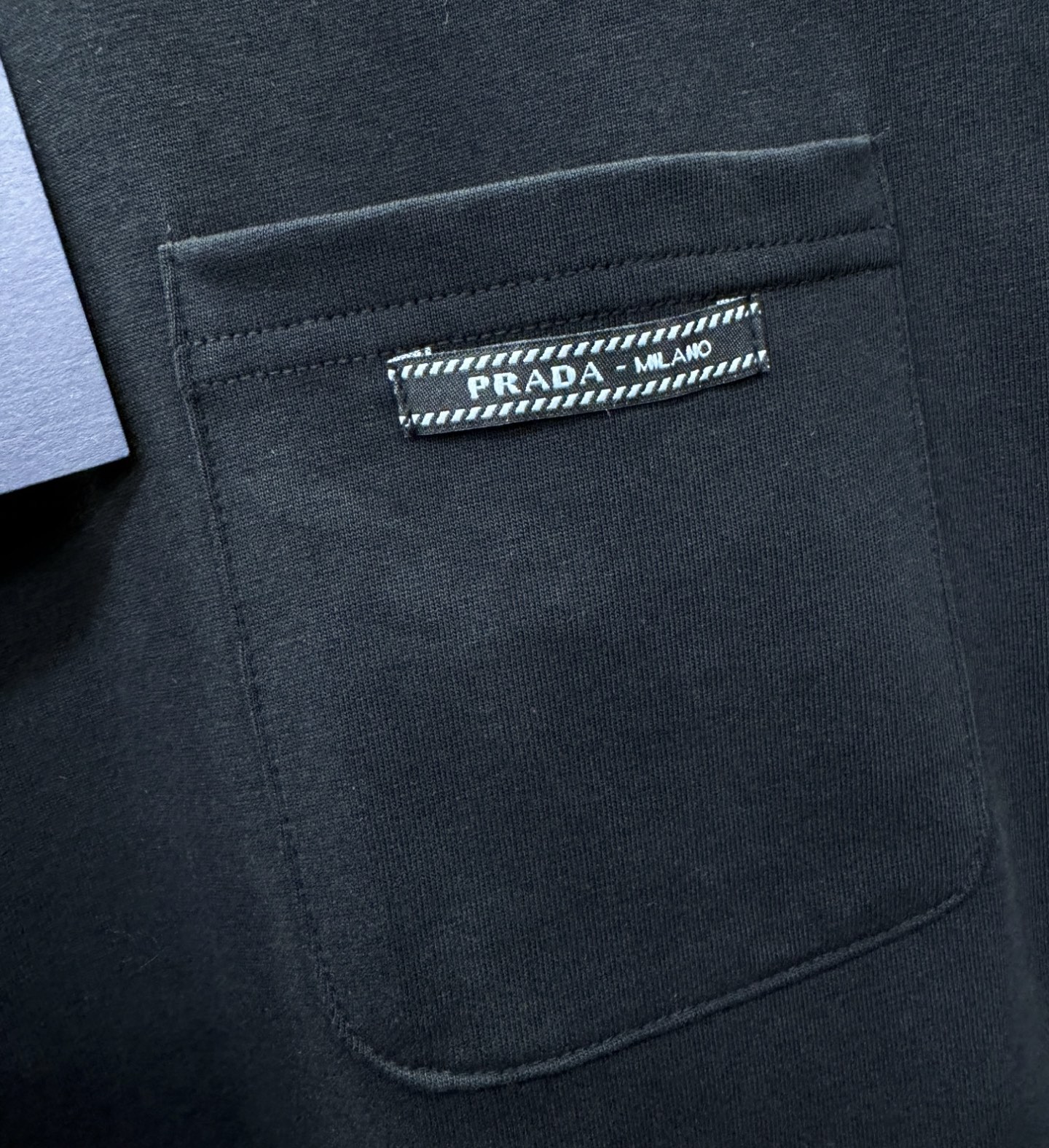 PRADA 普拉达 2026新款短袖T恤！走秀图案时尚休闲短袖T恤衫！设计logo设计！极具设计精选客供