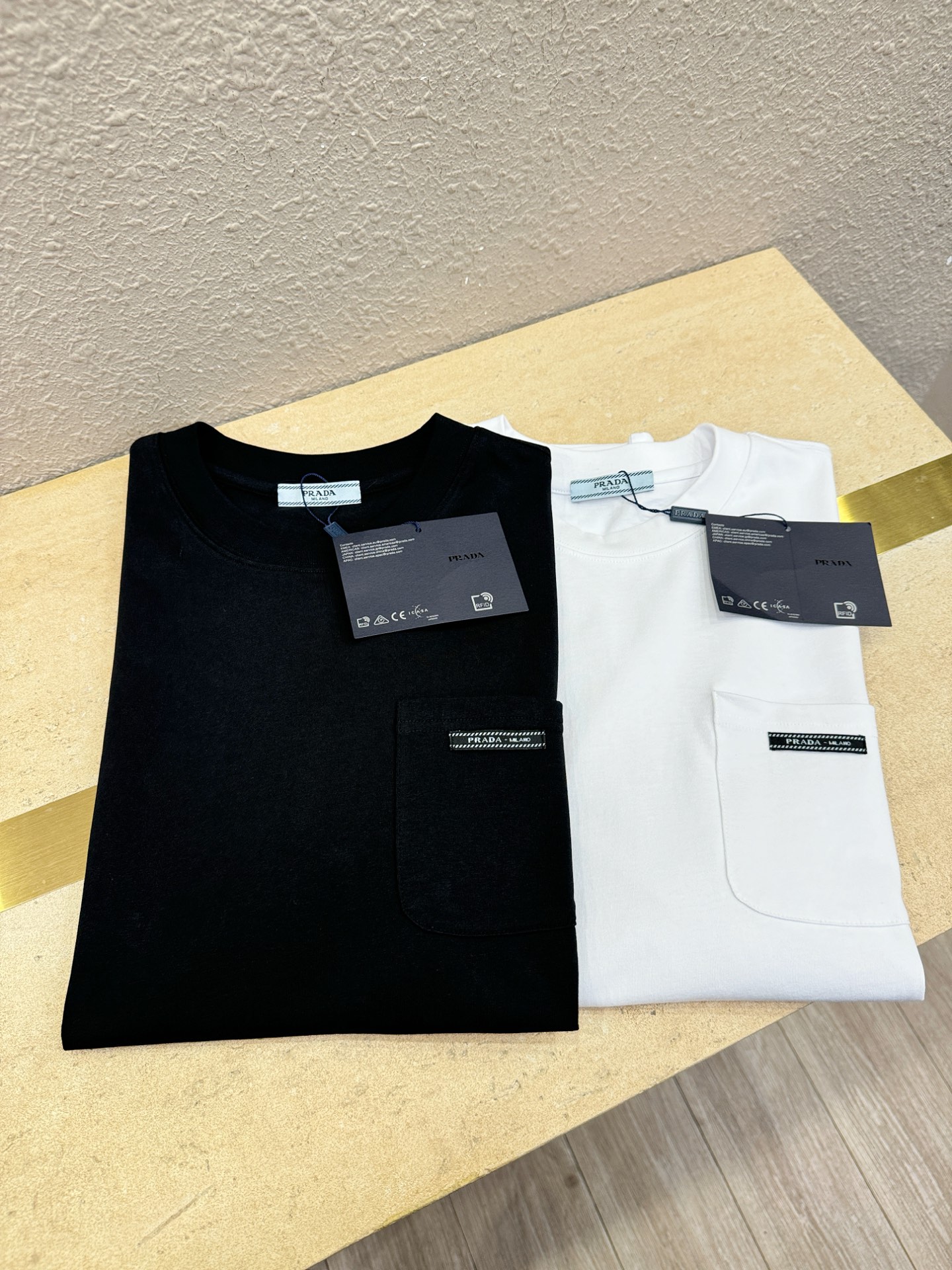 PRADA 普拉达 2026新款短袖T恤！走秀图案时尚休闲短袖T恤衫！设计logo设计！极具设计精选客供
