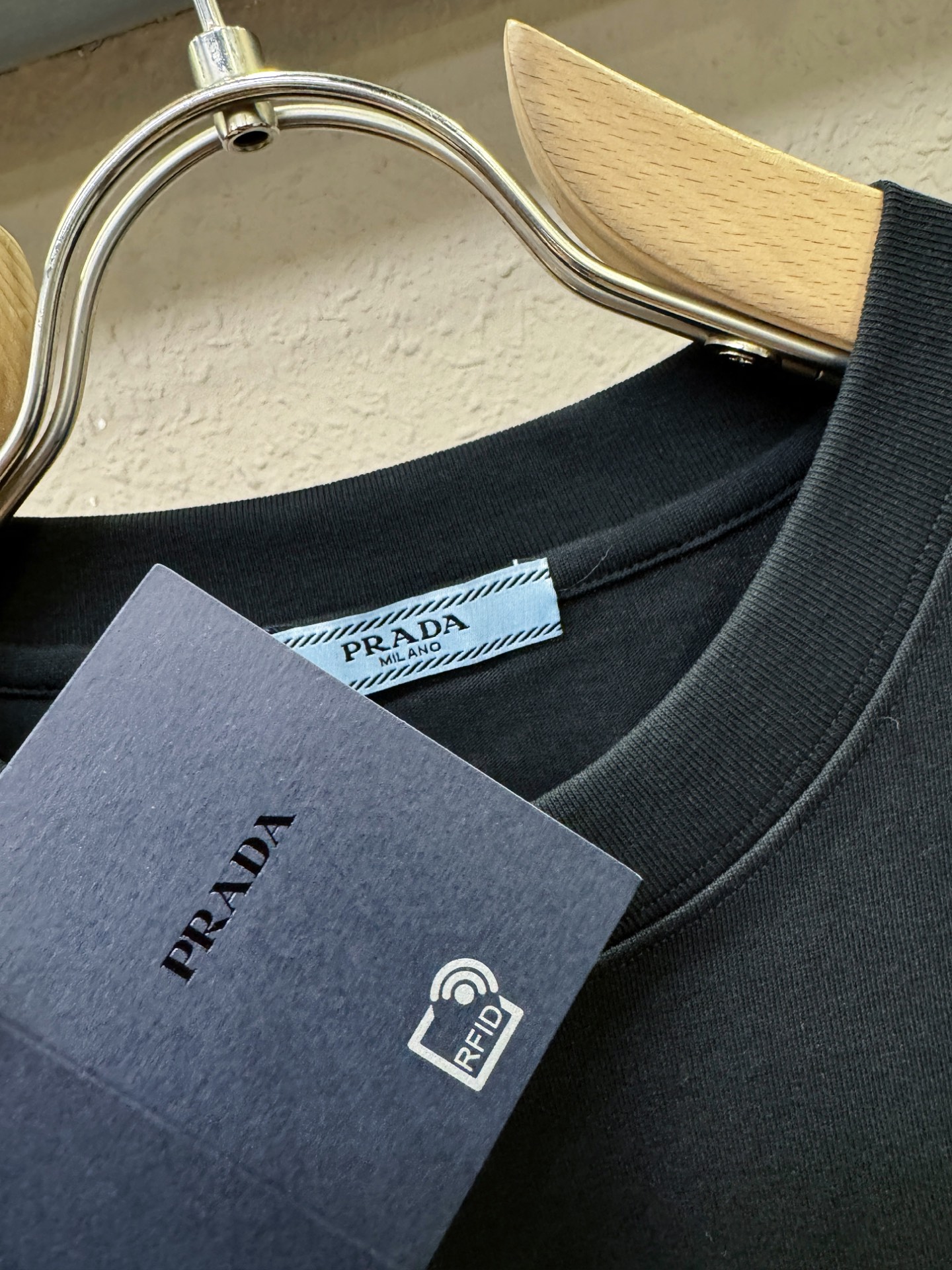 PRADA 普拉达 2026新款短袖T恤！走秀图案时尚休闲短袖T恤衫！设计logo设计！极具设计精选客供