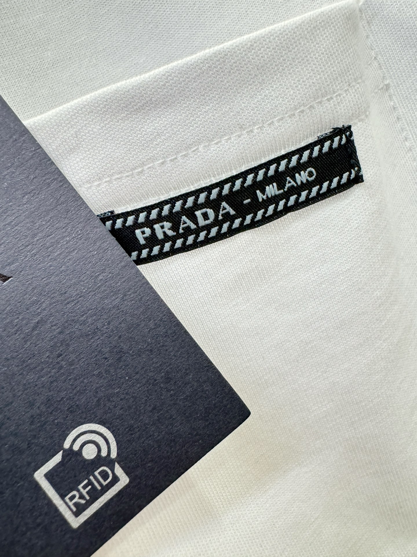 PRADA 普拉达 2026新款短袖T恤！走秀图案时尚休闲短袖T恤衫！设计logo设计！极具设计精选客供