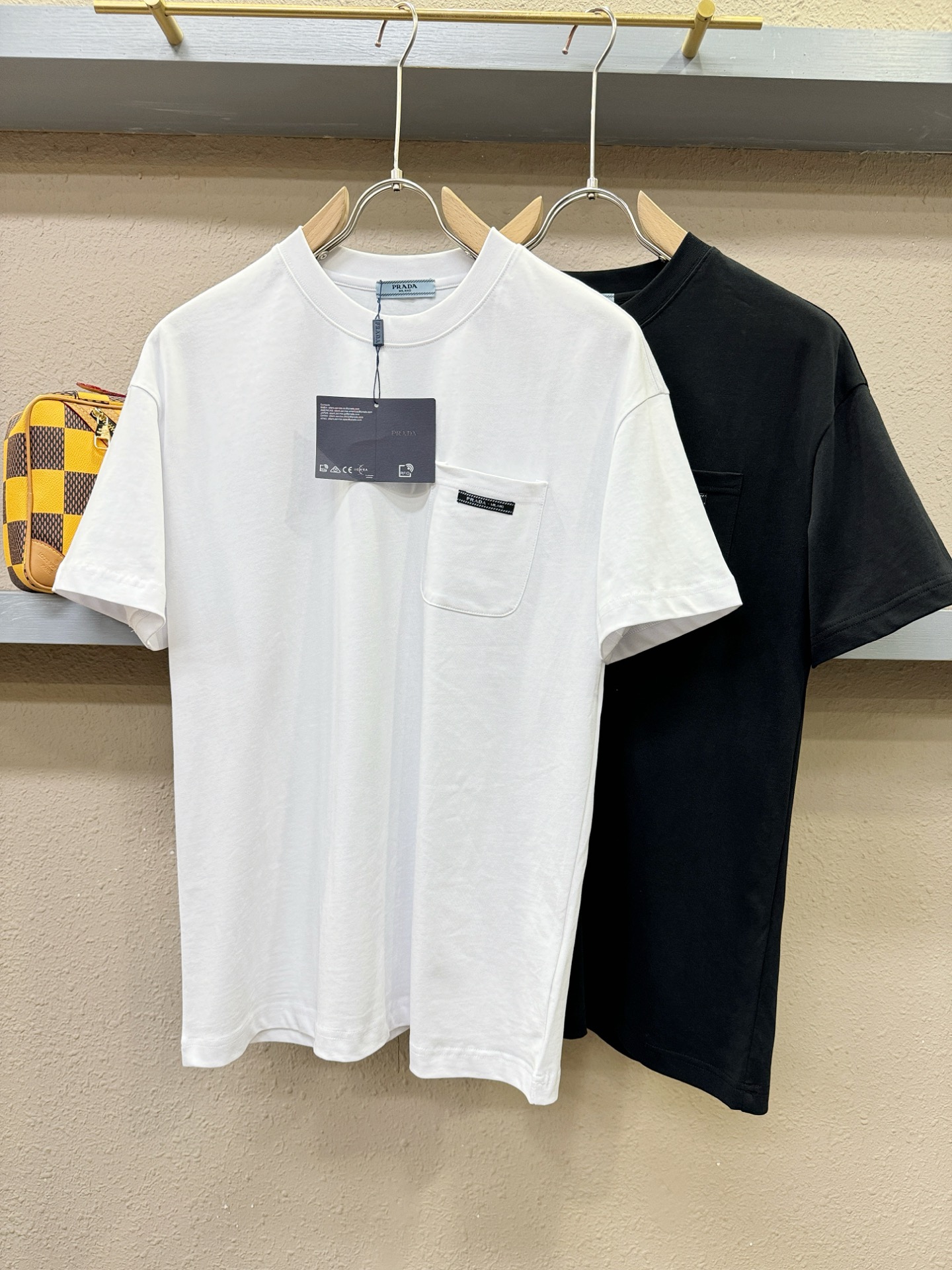 PRADA 普拉达 2026新款短袖T恤！走秀图案时尚休闲短袖T恤衫！设计logo设计！极具设计精选客供