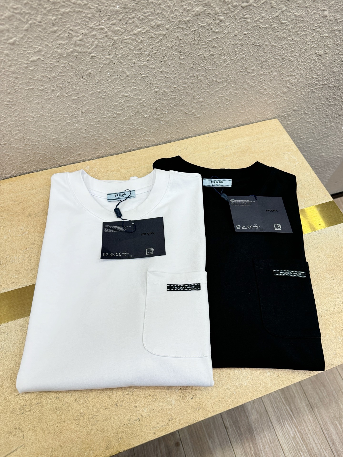 PRADA 普拉达 2026新款短袖T恤！走秀图案时尚休闲短袖T恤衫！设计logo设计！极具设计精选客供