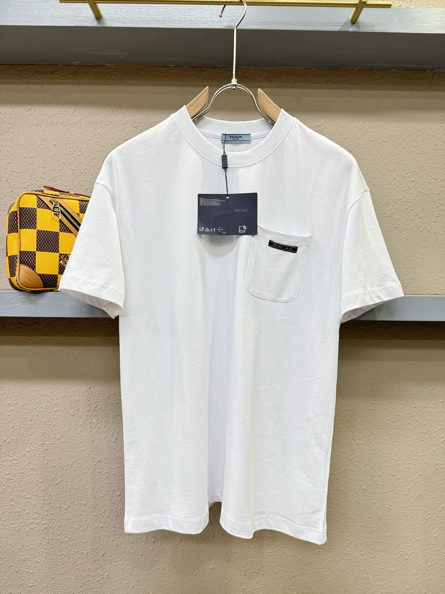 PRADA 普拉达 2026新款短袖T恤！走秀图案时尚休闲短袖T恤衫！设计logo设计！极具设计精选客供