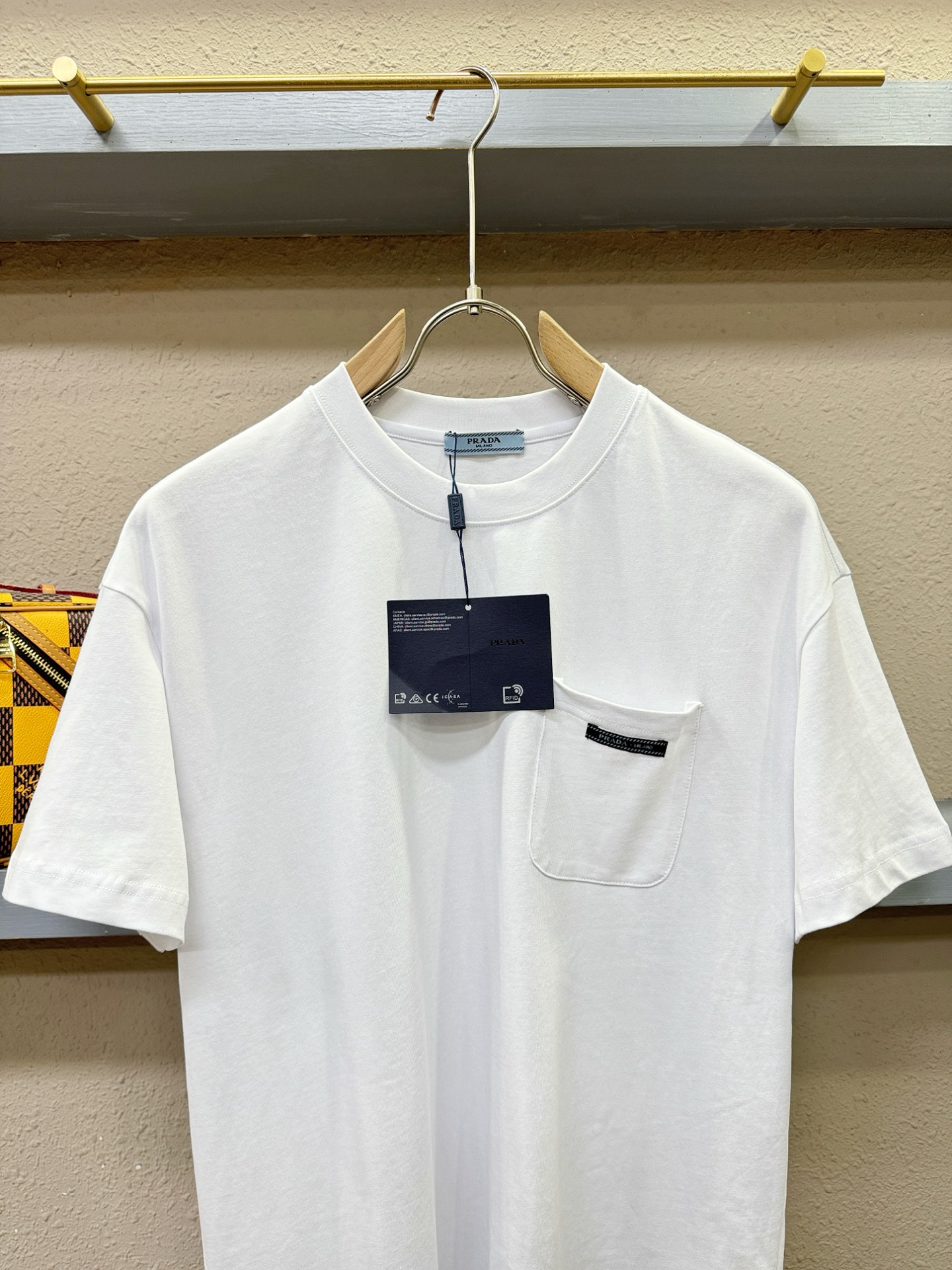 PRADA 普拉达 2026新款短袖T恤！走秀图案时尚休闲短袖T恤衫！设计logo设计！极具设计精选客供