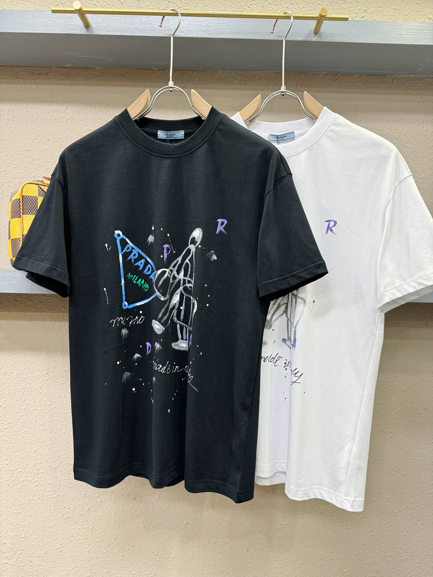 PRADA 普拉达 2026新款短袖T恤！走秀图案时尚休闲短袖T恤衫！设计logo设计！极具设计精选客供
