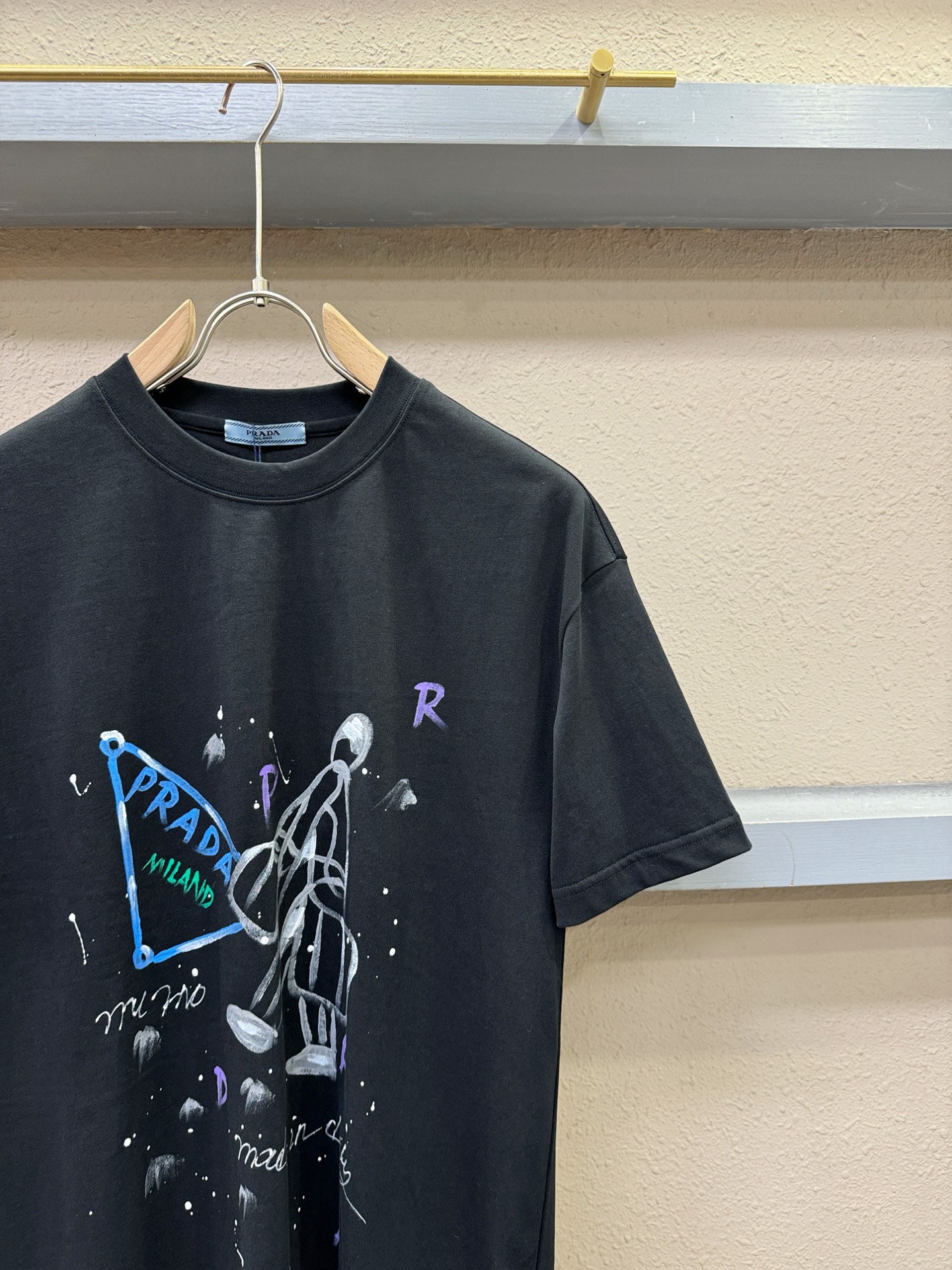PRADA 普拉达 2026新款短袖T恤！走秀图案时尚休闲短袖T恤衫！设计logo设计！极具设计精选客供