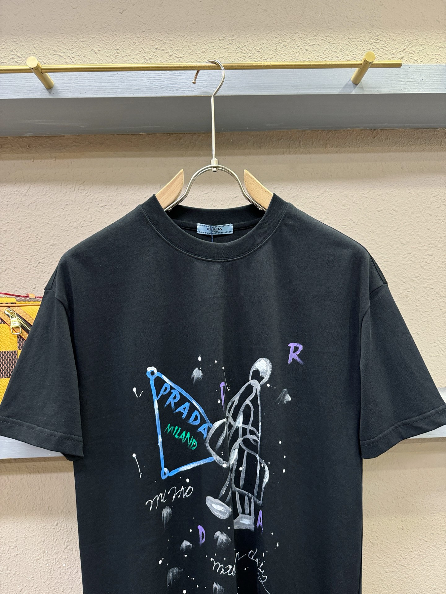 PRADA 普拉达 2026新款短袖T恤！走秀图案时尚休闲短袖T恤衫！设计logo设计！极具设计精选客供