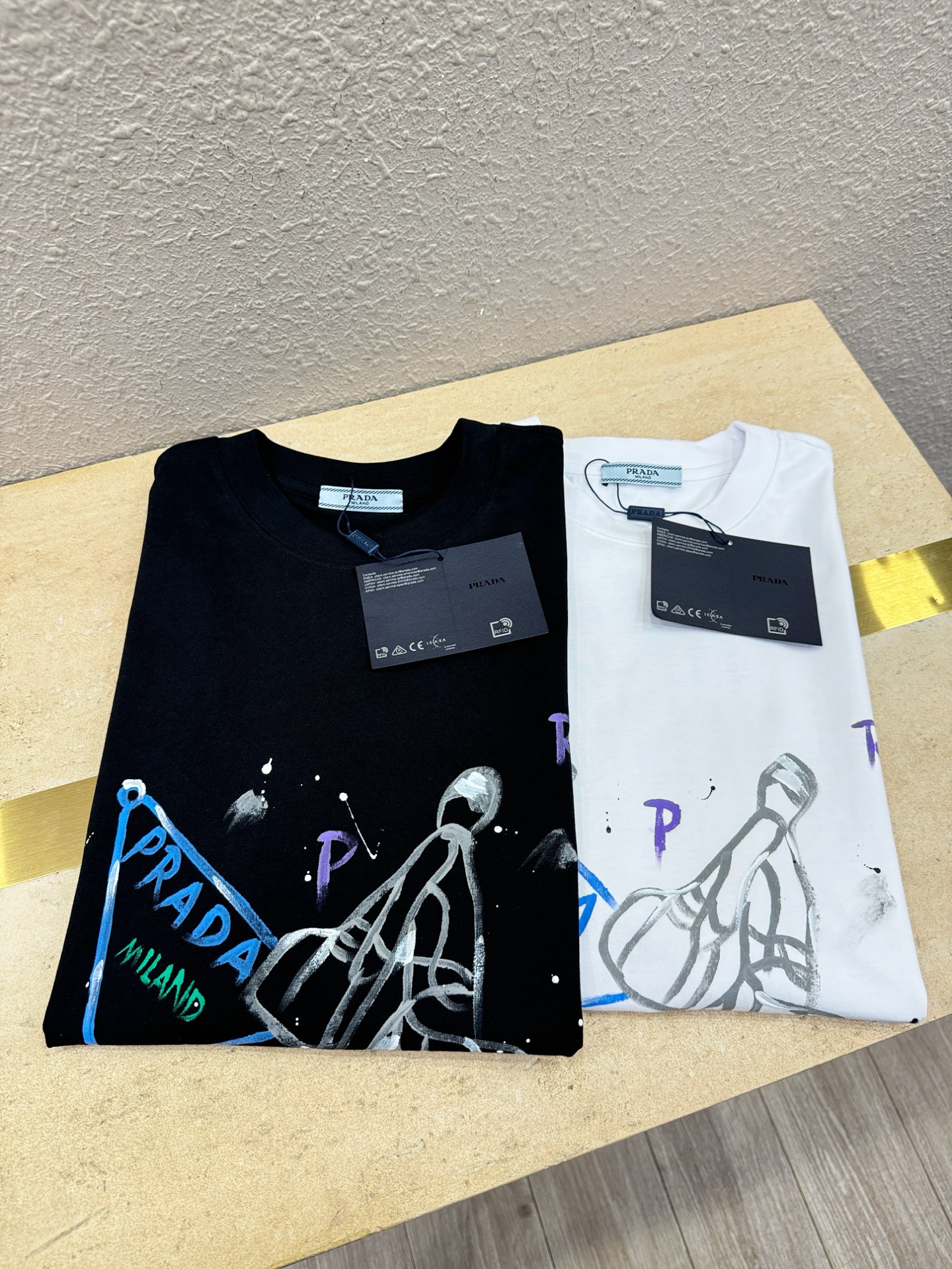 PRADA 普拉达 2026新款短袖T恤！走秀图案时尚休闲短袖T恤衫！设计logo设计！极具设计精选客供